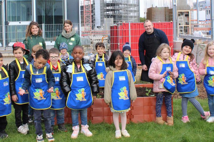 EDEKA-Kaufmann Felix Buller unterstützt Projekt „Gemüsebeete für Kids“ der EDEKA Stiftung / Foto: Felix Buller