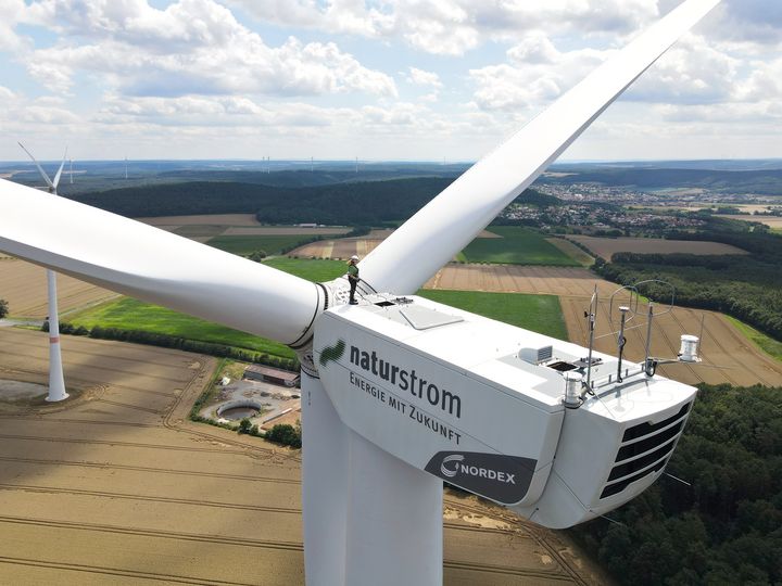 NATURSTROM AG liefert förderfreien Ökostrom aus über 330 Windrädern /Foto: Mitarbeiter auf Windrad © NATURSTROM