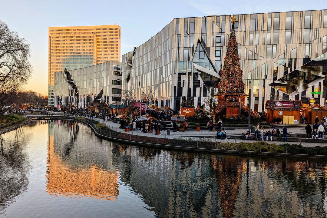 Weihnachtsmarkt am Kö-Bogen in Düsseldorf mit Weihnachtsbaum, Marktständen und Kö-Bogen-Kanal