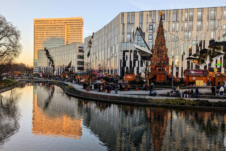 Weihnachtsmarkt am Kö-Bogen in Düsseldorf mit Weihnachtsbaum, Marktständen und Kö-Bogen-Kanal