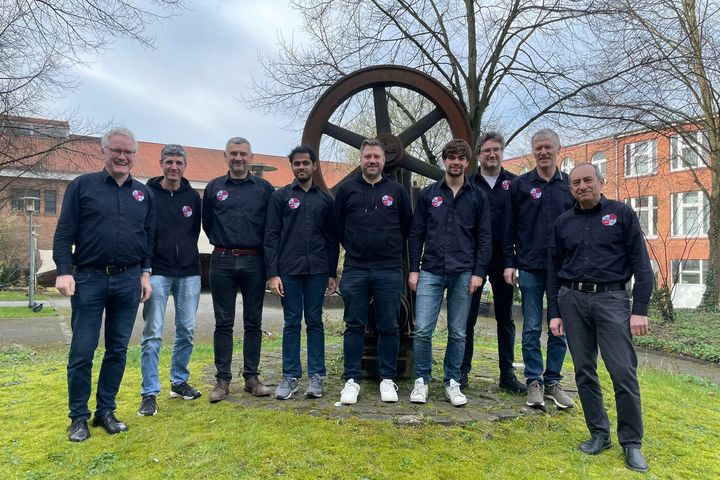 Mannschaftsbild vom Wochenende (von links nach rechts): Vorsitzender des DSK Jan Werner, IM Francesco de Gleria, GM Victor Bologan, GM Erigaisi Arjun, GM Christian Braun, GM Jorden van Foreest, GM Andrey Orlov, GM Felix Levin, GM Alexander Berelowitsch / Foto: Jan Werner