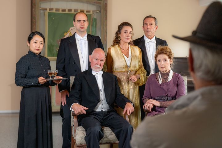 "An Inspector Calls"mit (von links nach rechts): Qiao Zhang, Marc-Oliver Teschke, Phil New, Susanne Monnerjahn, Joel Handley, Margot Erbslöh und Roger Reade / Foto © Orange Planet Theatre, Ralf Eppink