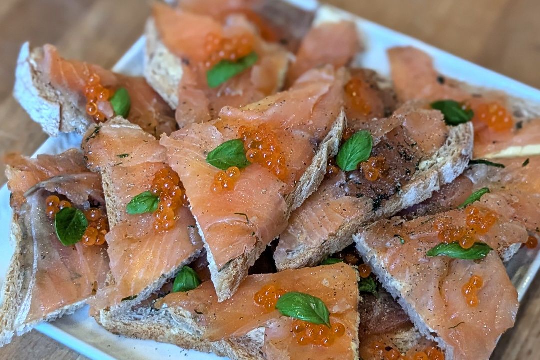 Auf knusprigem Brot mit etwas Butter, Lachsforellen - Kaviar und einem kleinen Blatt Basilikum. Ideal als Aperitif, wenn die ersten Gäste eintreffen. / Foto: Alexandra Scholz-Marcovich, NDOZ.