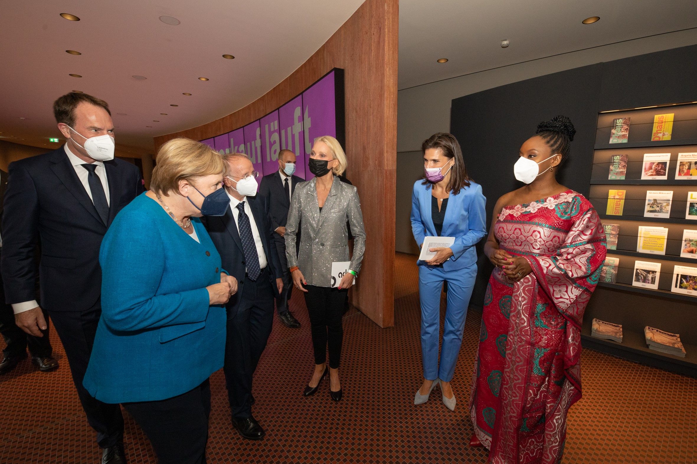 OB Dr. Stephan Keller, Bundeskanzlerin Dr. Angela Merkel, Genaralintendant Wilfried Schulz, Miriam Meckel, Léa Steinacker,  Chimamanda Ngozi Adichie, / Foto © Melanie Zanin