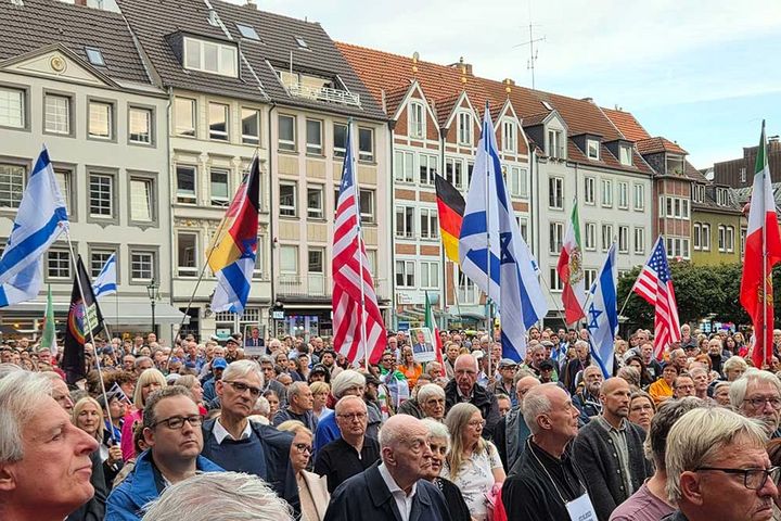 Demonstration gegen Antisemitismus in Düsseldorf Zahlreiche Menschen mit israelischen und weiteren Fahnen bei der Kundgebung gegen Antisemitismus vor dem Düsseldorfer Rathaus am 7. Oktober 2026.