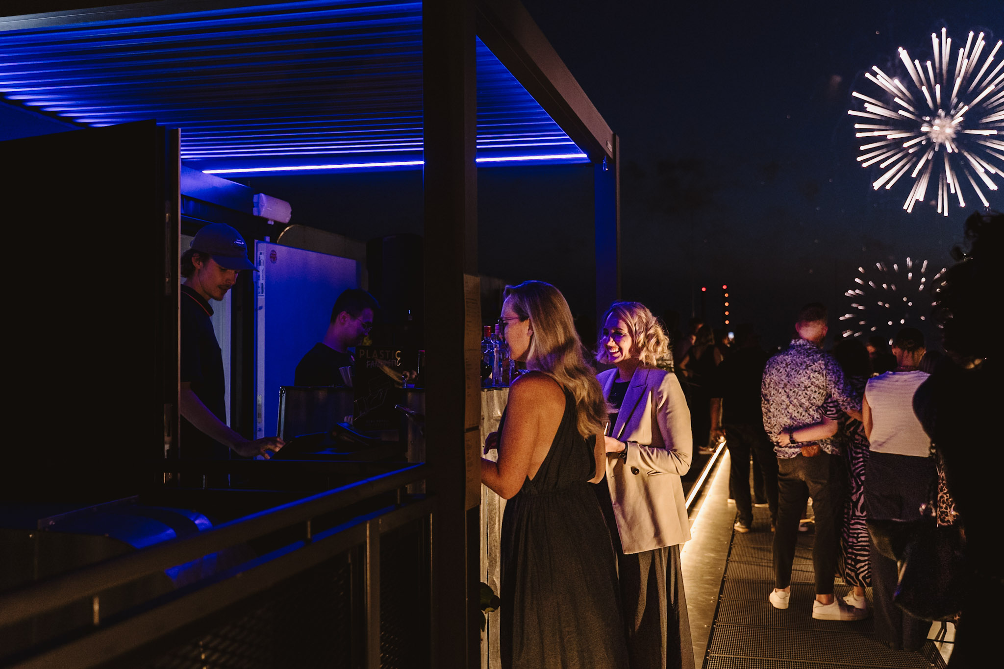 Leuchtende Drinks, leuchtender Himmel – an der Bar wurde angestoßen, während das Feuerwerk den Abend krönte.  / Foto: Bernadett Yehdou / fotoyeh