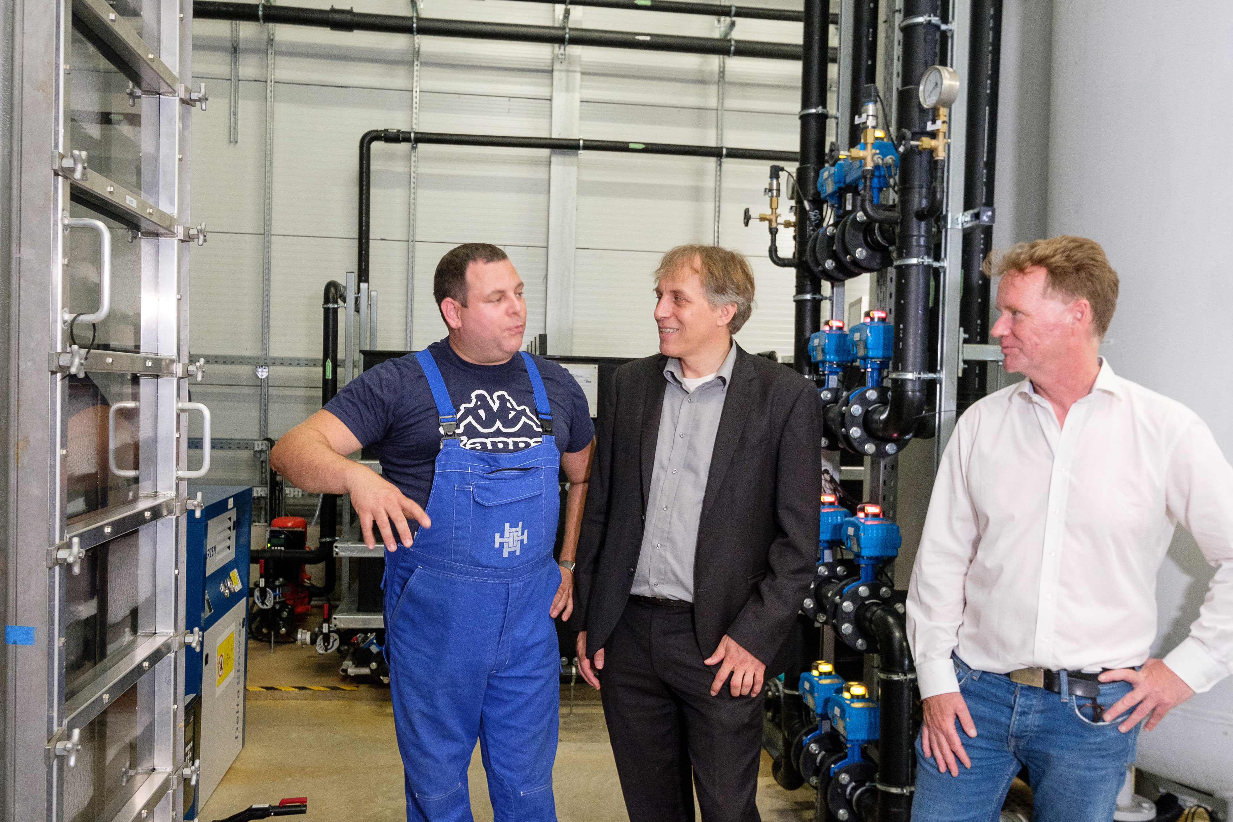 Nehmen die Grundwassersanierungsanlage an der Flurstraße offiziell in Betrieb: Ingo Pähler, stv. Leiter des Umweltamtes, und Umweltdezernent Jochen Kral hier mit Sebastian Seiler, Harbauer Umwelttechnik GmbH (v.r.) © Landeshauptstadt Düssseldorf, Uwe Schaffmeister 