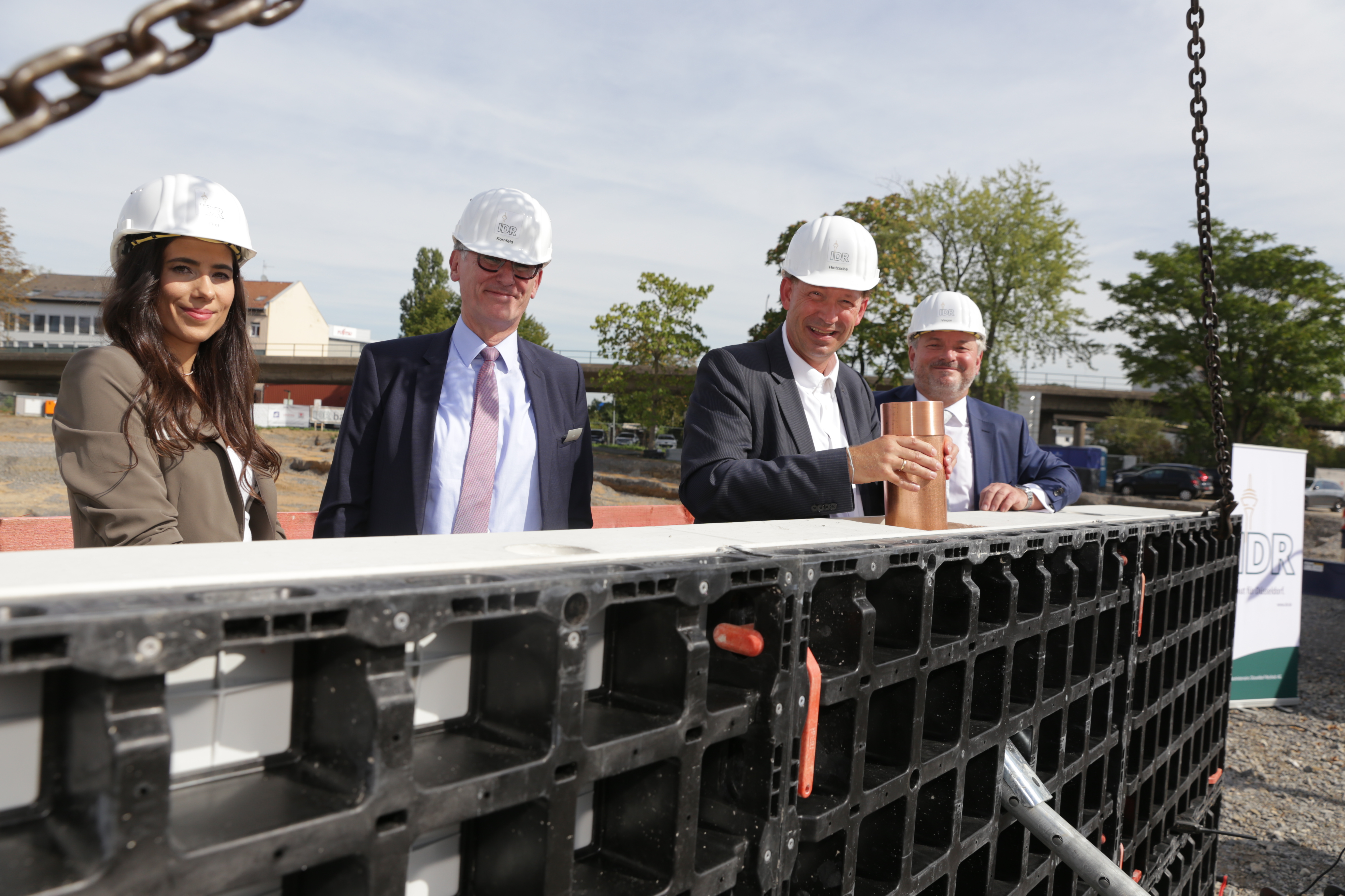 Bei der Grundsteinlegung an der Borbecker Straße (v.l.n.r.): Projektleiterin Maresa Nahler, Manfred Kornfeld, Kaufmännischer Vorstand der IDR AG, Stadtdirektor Burkhard Hintzsche und Ekkehard Vinçon, Technischer Vorstand der IDR AG © Landeshauptstadt Düsseldorf/Ingo Lammert 