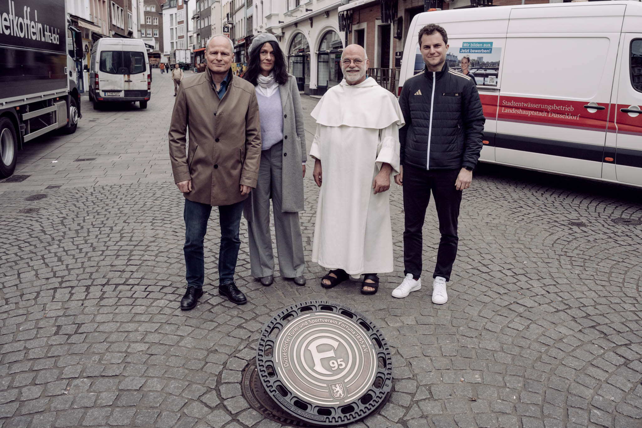 V. l.: Frank Heuner, Technischer Leiter SEBD, Katharina Rohde und Pater Wolfang Sieffert, Armenküche, Oskar Deecke, Direktor Marketing/B2C Fortuna Düsseldorf © F95 