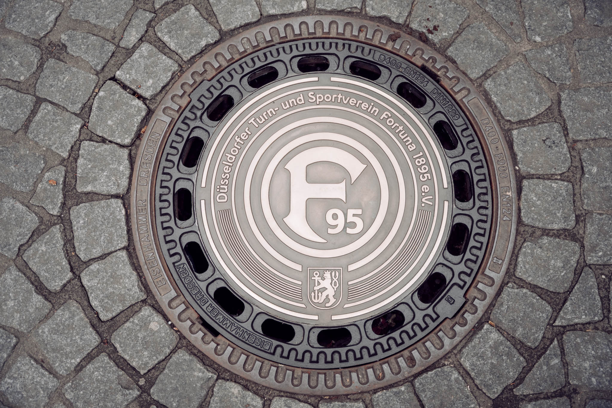 Gemeinsam mit der Altstadtarmenküche und dem Stadtentwässerungsbetrieb Düsseldorf wurde symbolisch für die Spendenaktion ein F95-Kanaldeckel eingesetzt © F95 