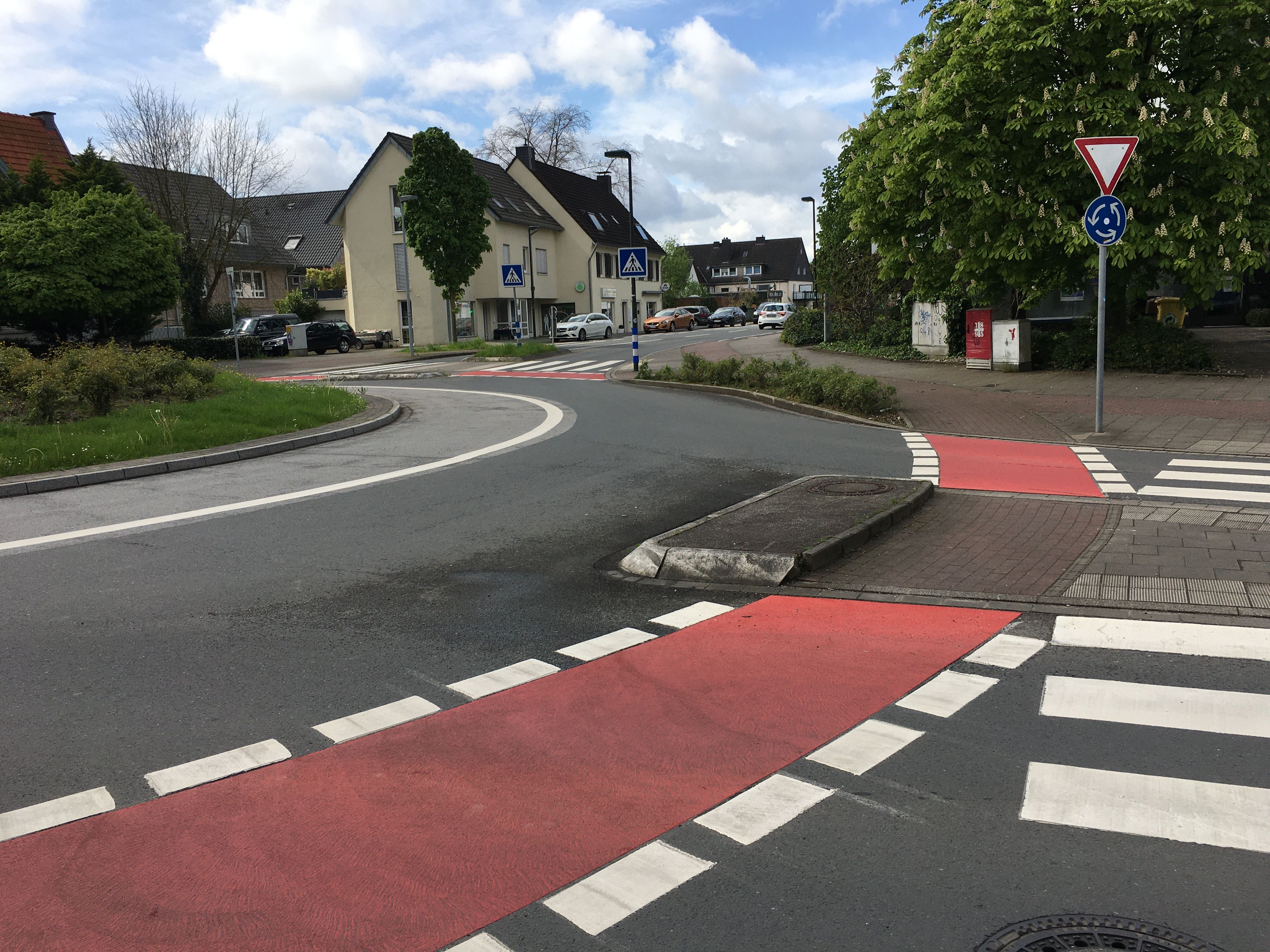 Kreisverkehr an der Angermunder Straße - im Zuge der Arbeiten wurden nicht nur die Radwege beidseitig frisch markiert, sondern auch die Bushaltestellen und Furten an Kreuzungen mitmarkiert © Landeshauptstadt Düsseldorf, Amt für Verkehrsmanagement 