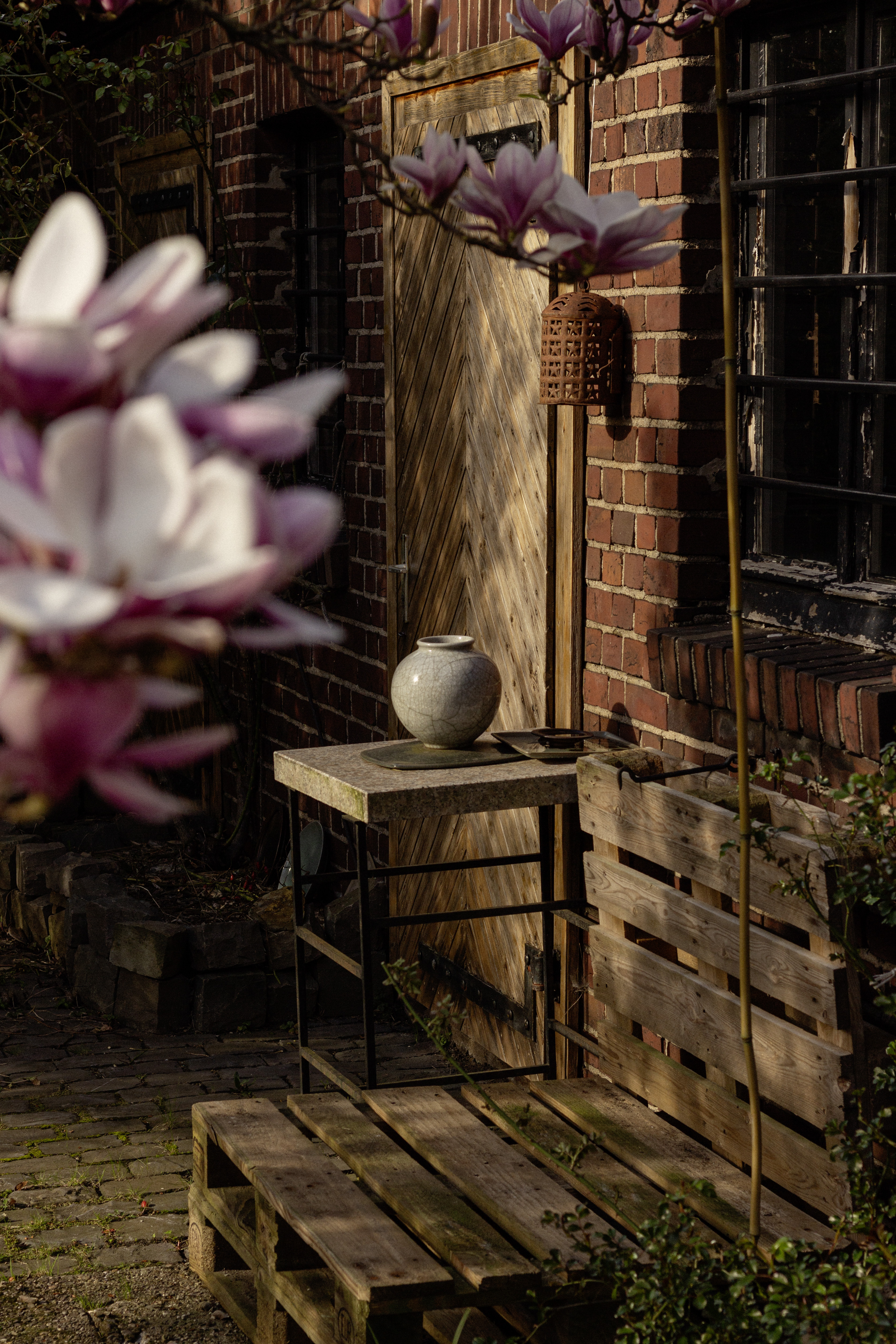 Blick in den Garten der Keramischen Werkstatt Margaretenhöhe © Hetjens - Deutsches Keramikmuseum 