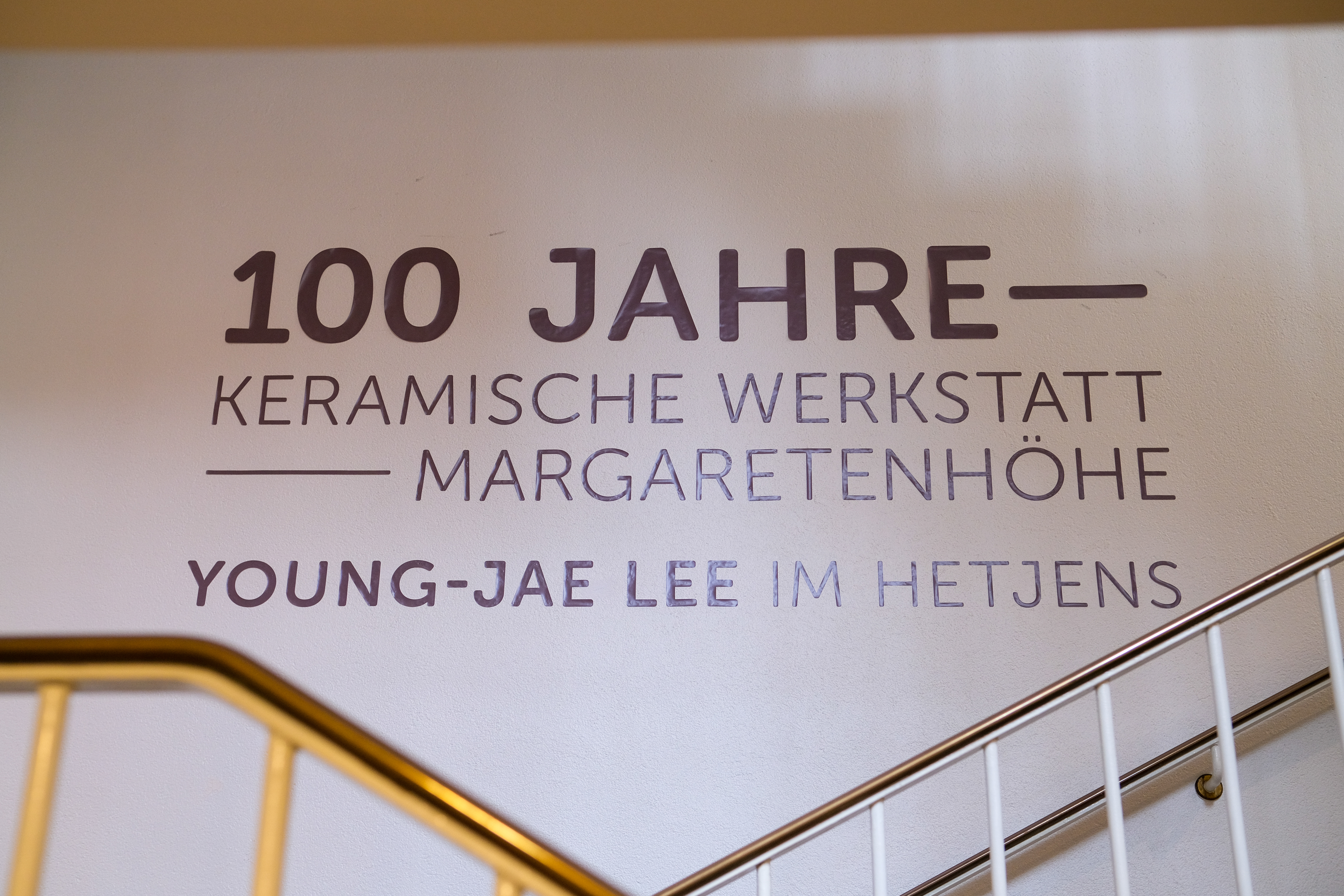 Die Ausstellung bietet auch einen historischen Überblick zur langjährigen Tradition und reichen Geschichte der Keramischen Werkstatt Margaretenhöhe, die bis ins frühe 20. Jahrhundert zurückreicht © Landeshauptstadt Düsseldorf/Michael Gstettenbauer 