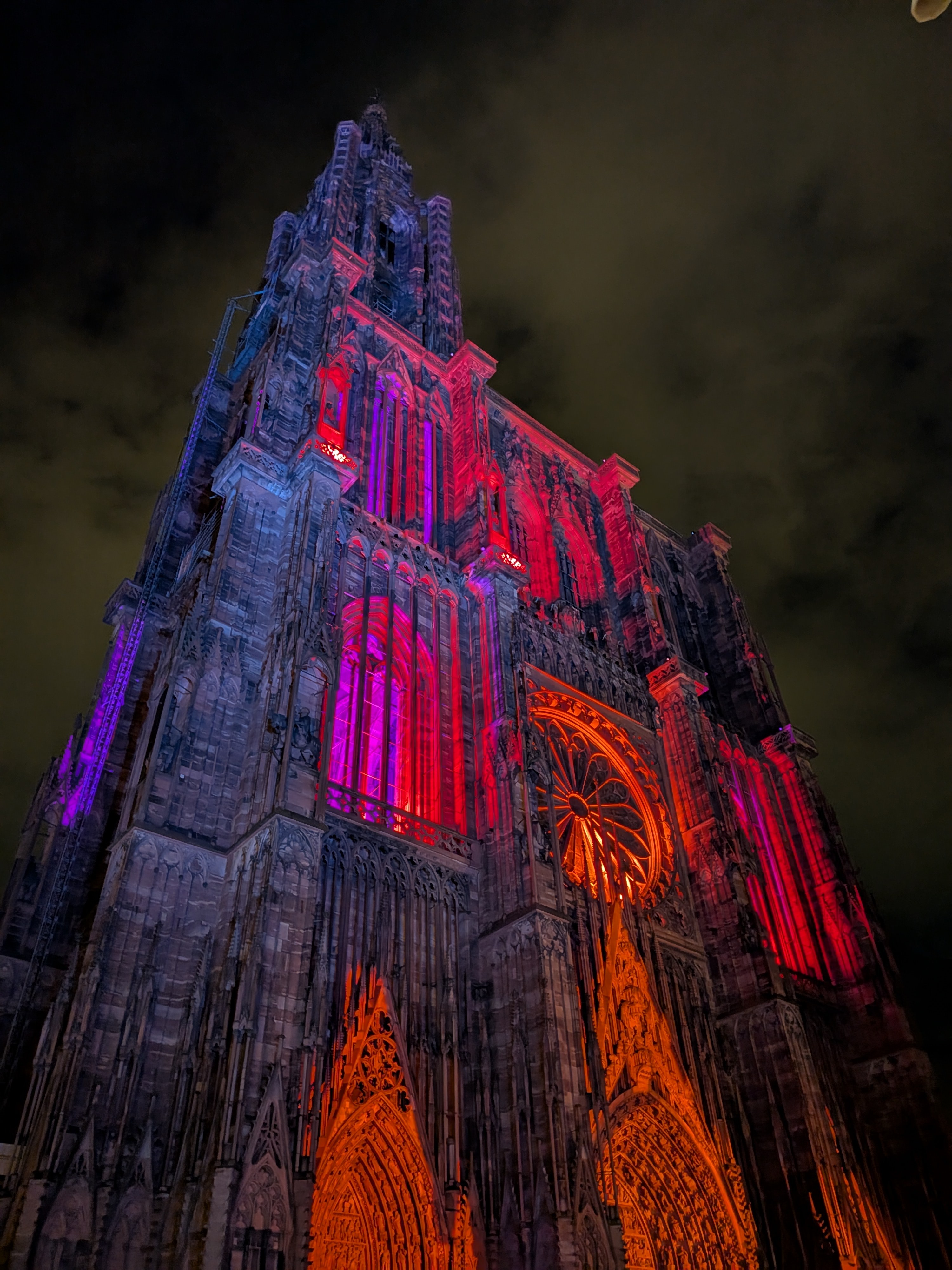 Straßburger Münster bei Nacht – farbig beleuchtete Fassade in der Altstadt von Straßburg