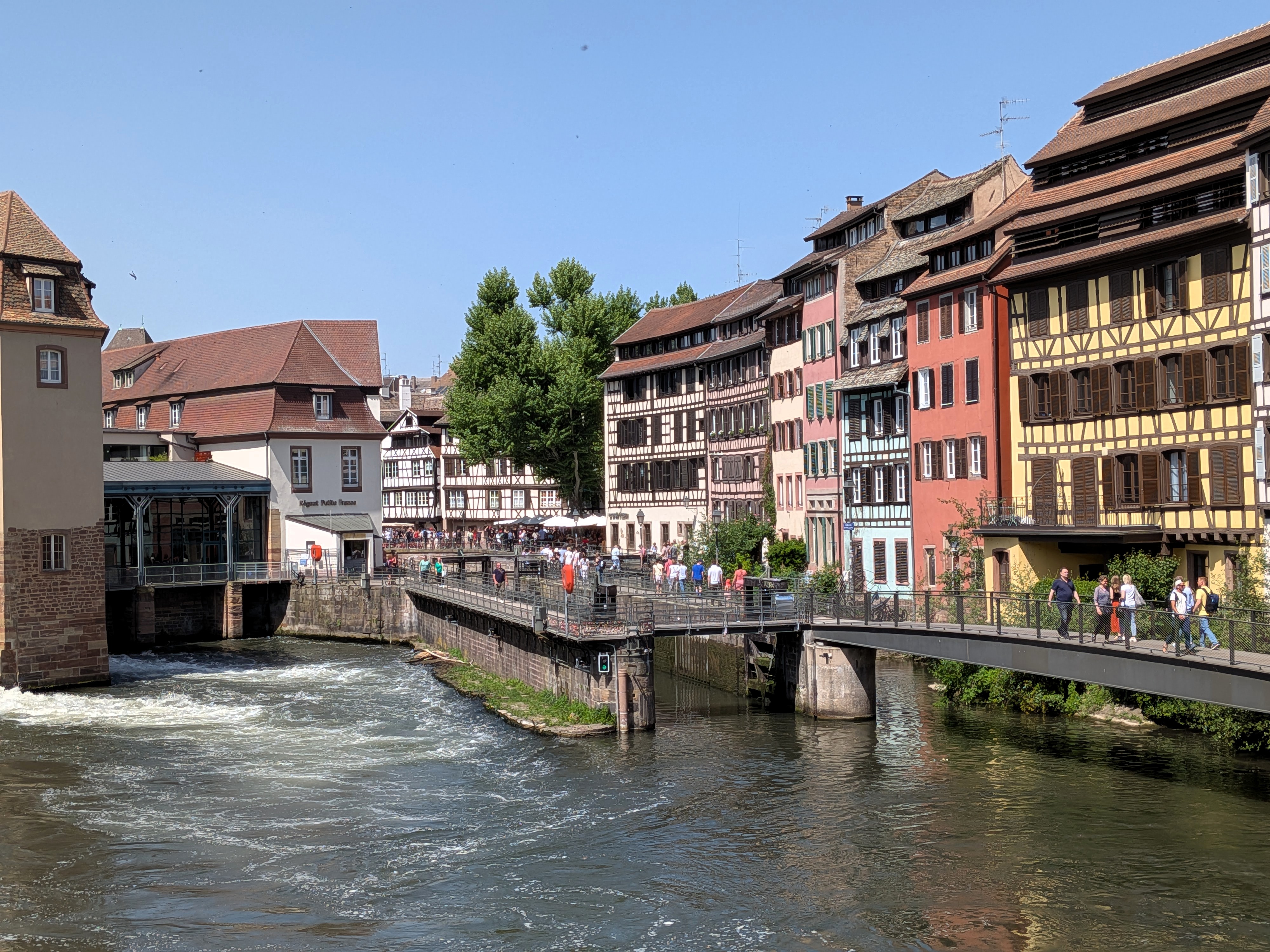 Petite France in Straßburg: Fachwerkhäuser am Kanal mit Brücke