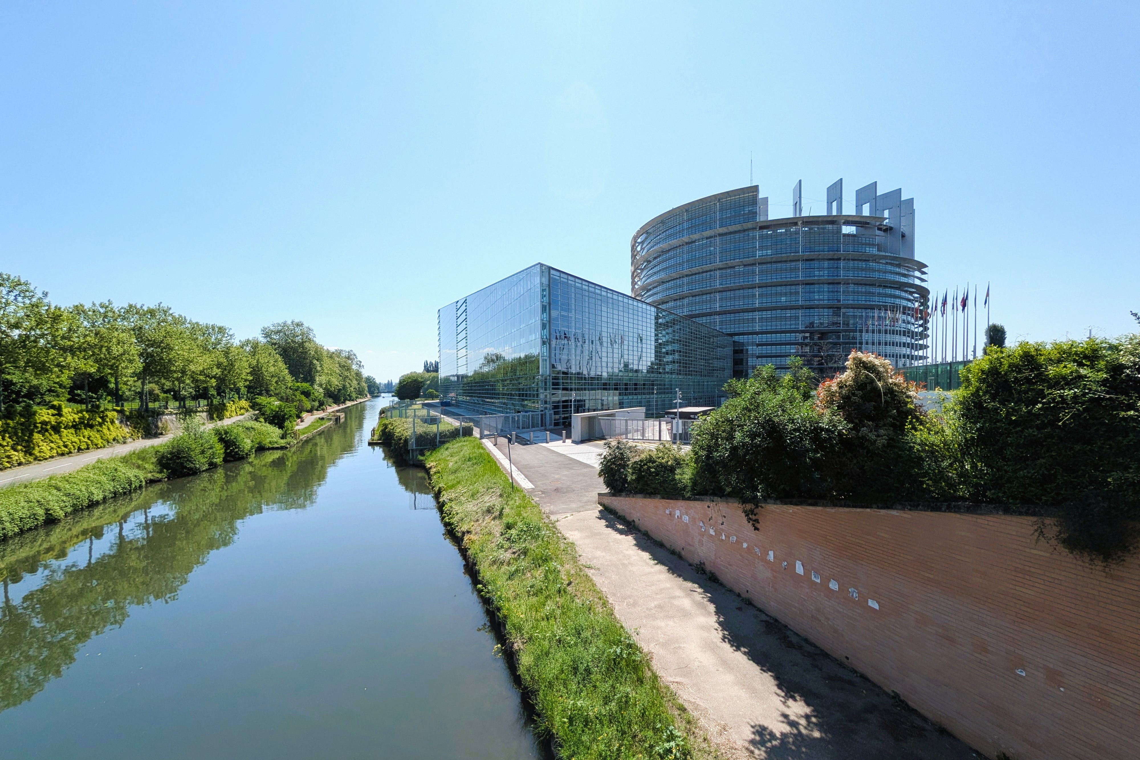 Europäisches Parlament in Straßburg am Wasser – Blick auf den Louise-Weiss-Bau