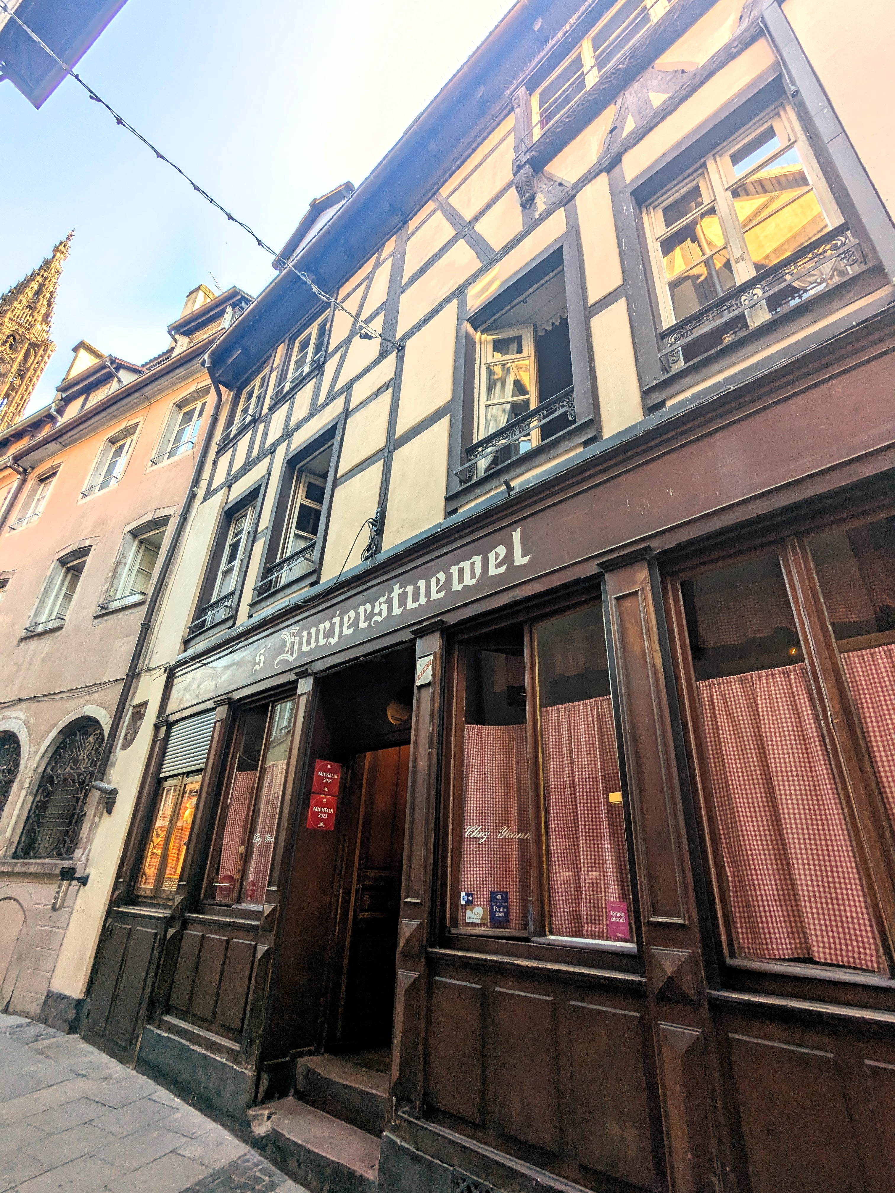 Fassade von Chez Yvonne in Straßburg: traditionsreiches Winstub in der Altstadt.