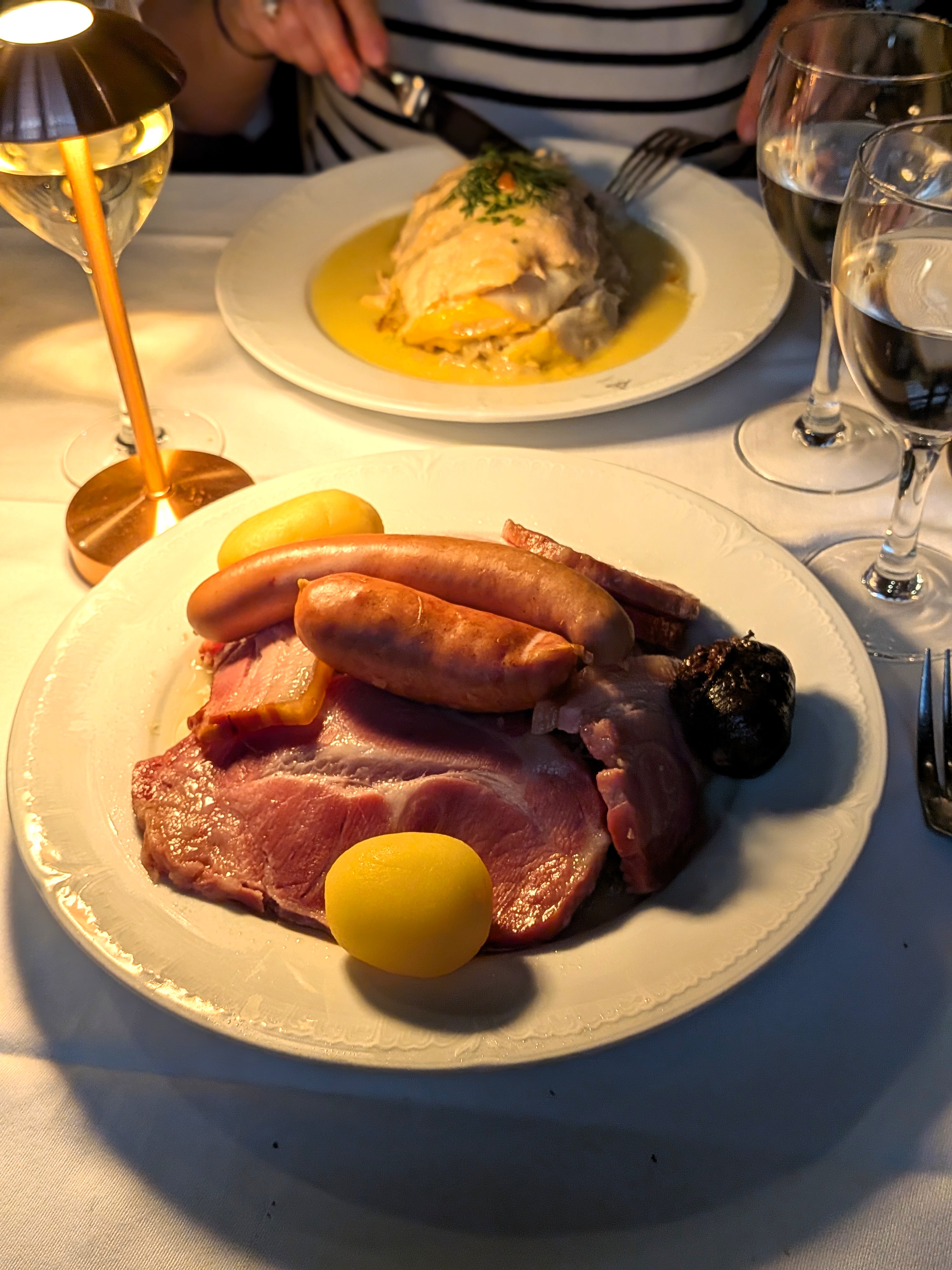 Choucroute-Platte mit Elsässer Wurst und Fleisch im Restaurant Maison Kammerzell in Straßburg.
