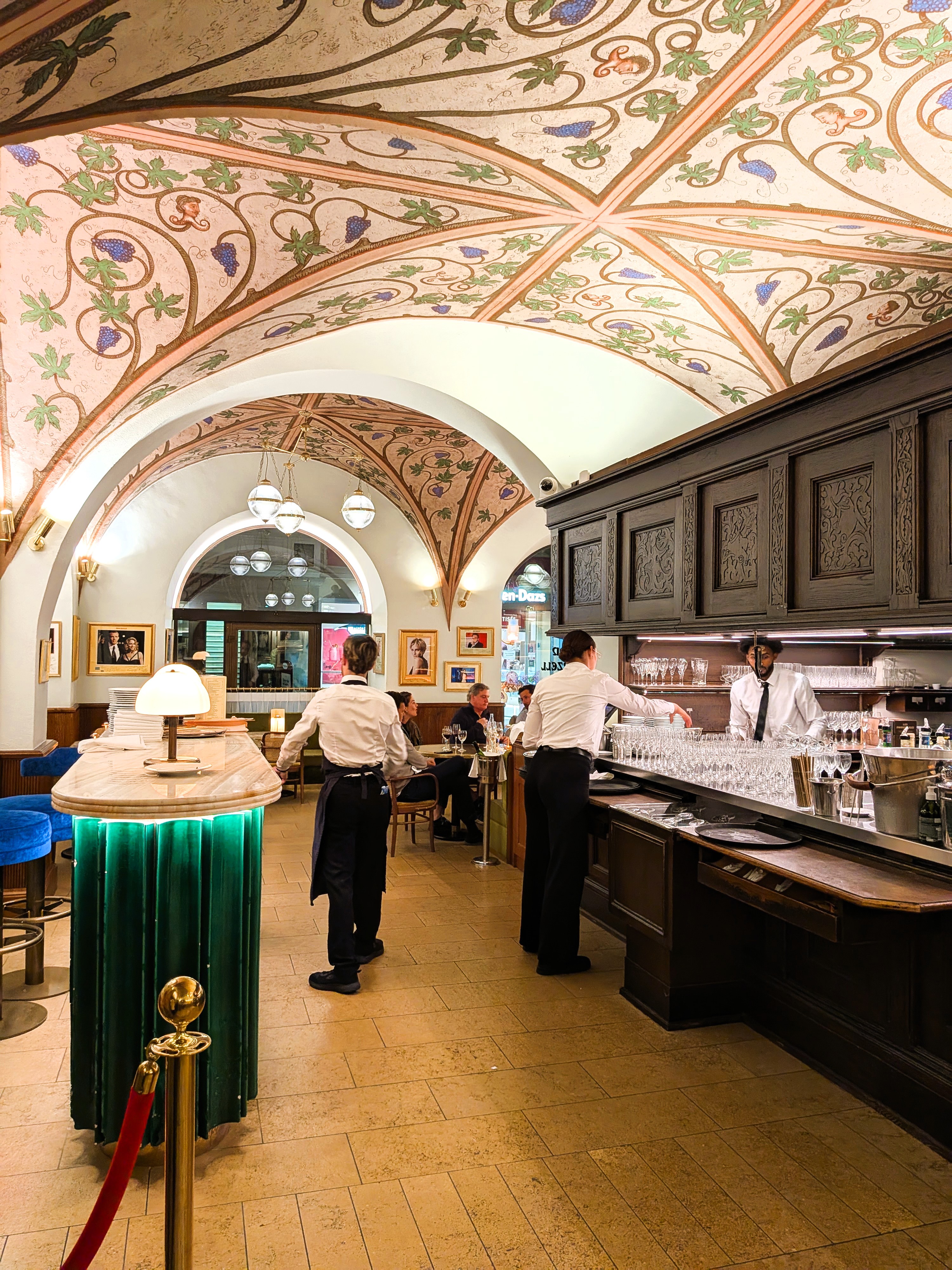 Barbereich im Maison Kammerzell in Straßburg mit bemalter Gewölbedecke und historischen Holzvertäfelungen.