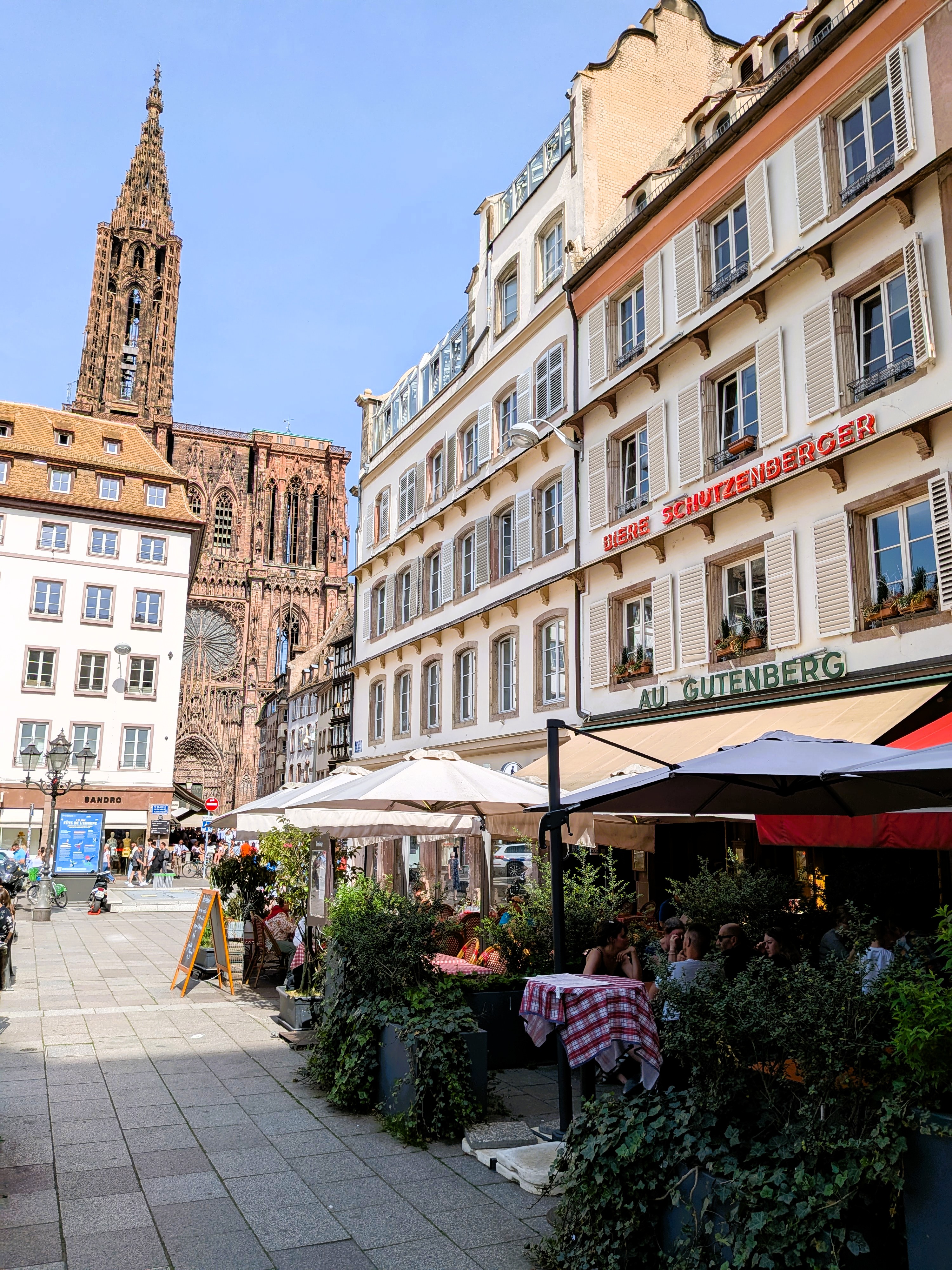 Terrasse der Brasserie Au Gutenberg in Straßburg mit Blick auf das Straßburger Münster.