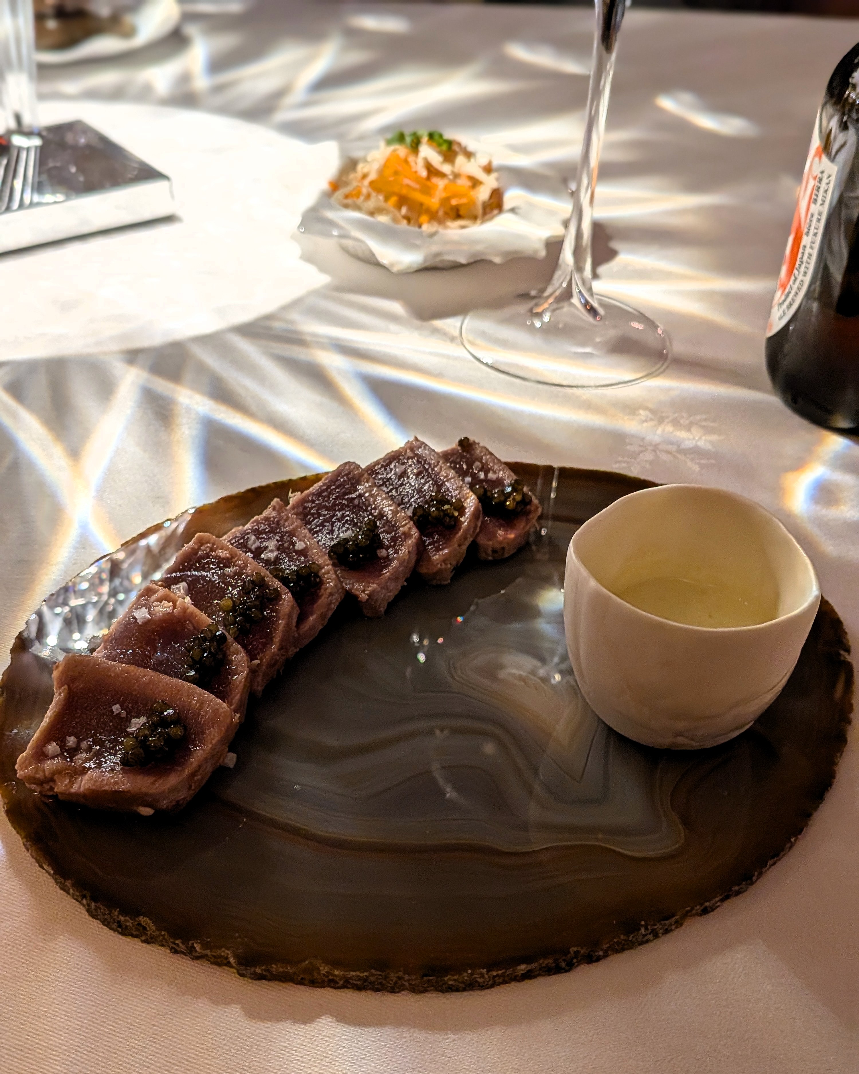 Yubiki vom Chutoro (Thunfisch von der Leine) als Vorspeise im Restaurant La Rivière in Straßburg.