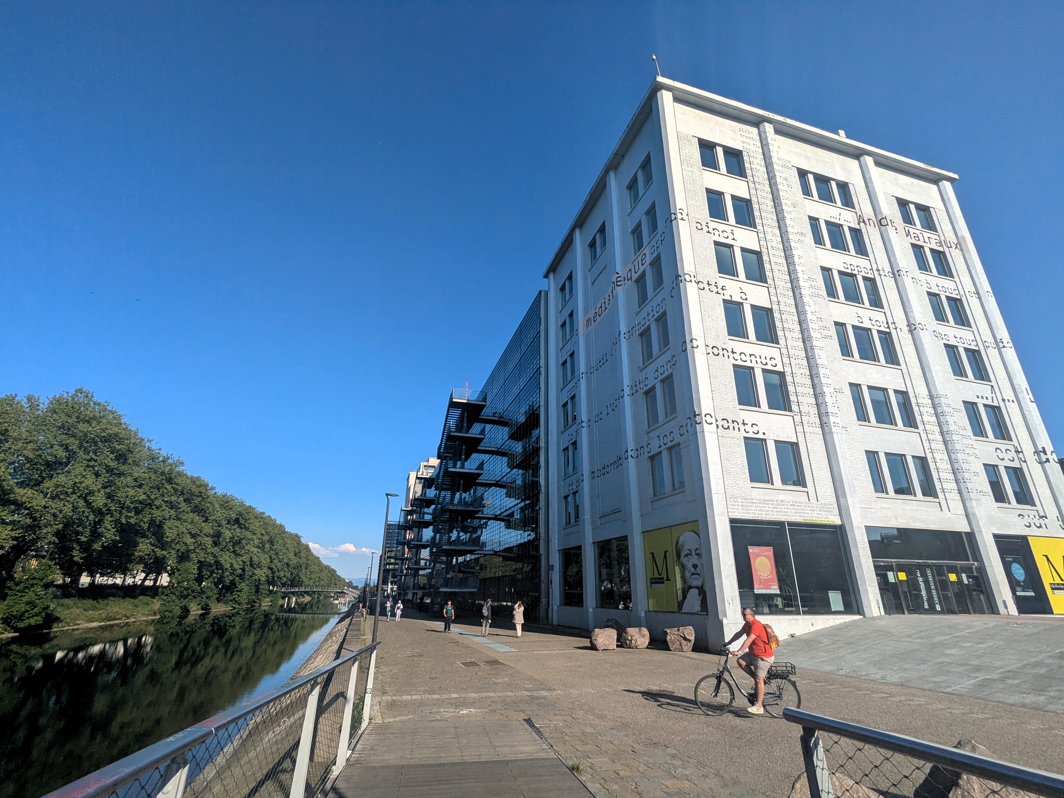 Moderne Gebäude im Quartier Malraux in Straßburg entlang des Kanals - médiathèque André-Malraux
