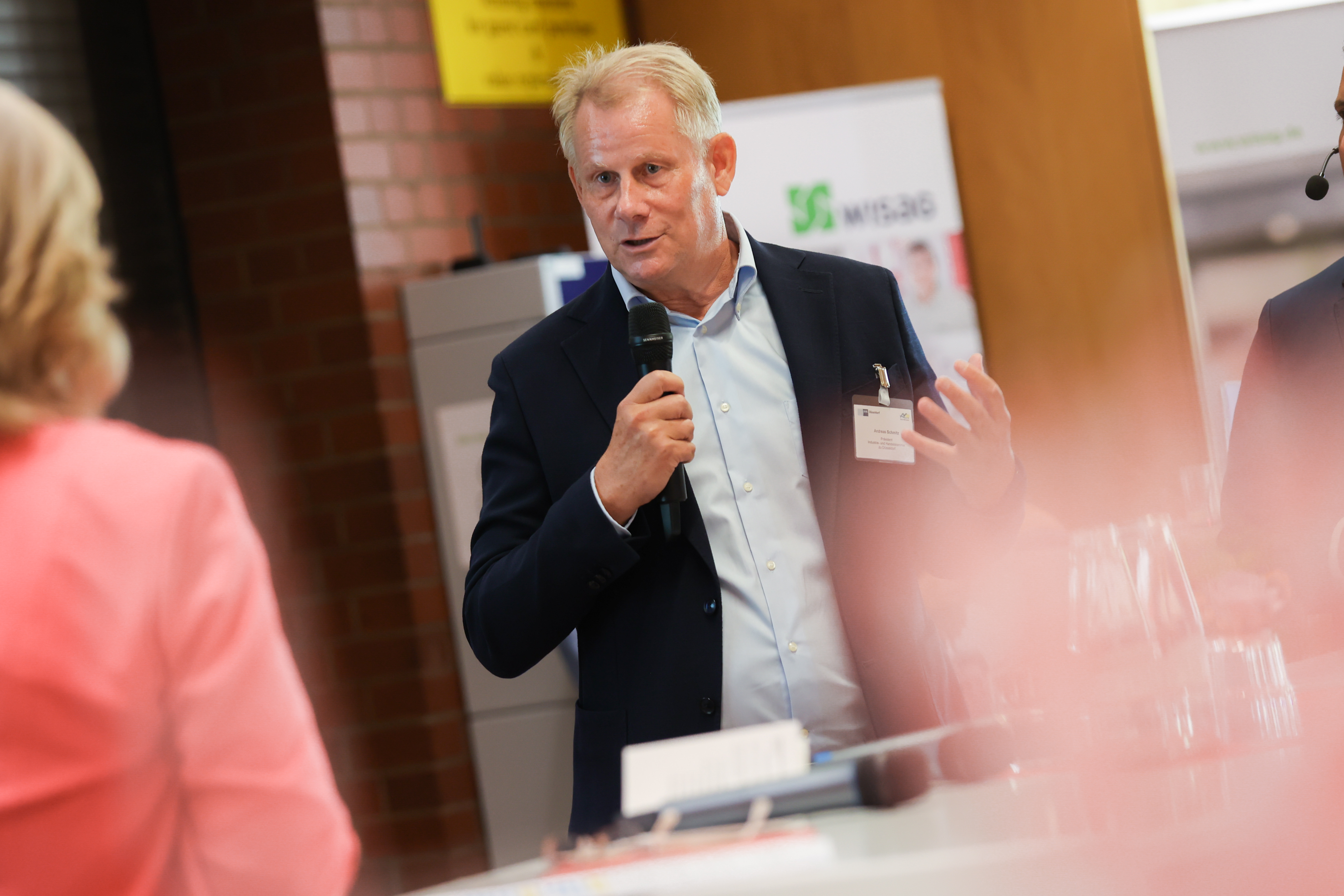 IHK-Präsident Andreas Schmitz in einer Diskussionsrunde vor Ort / Foto @Melanie Zanin für IHK Düsseldorf