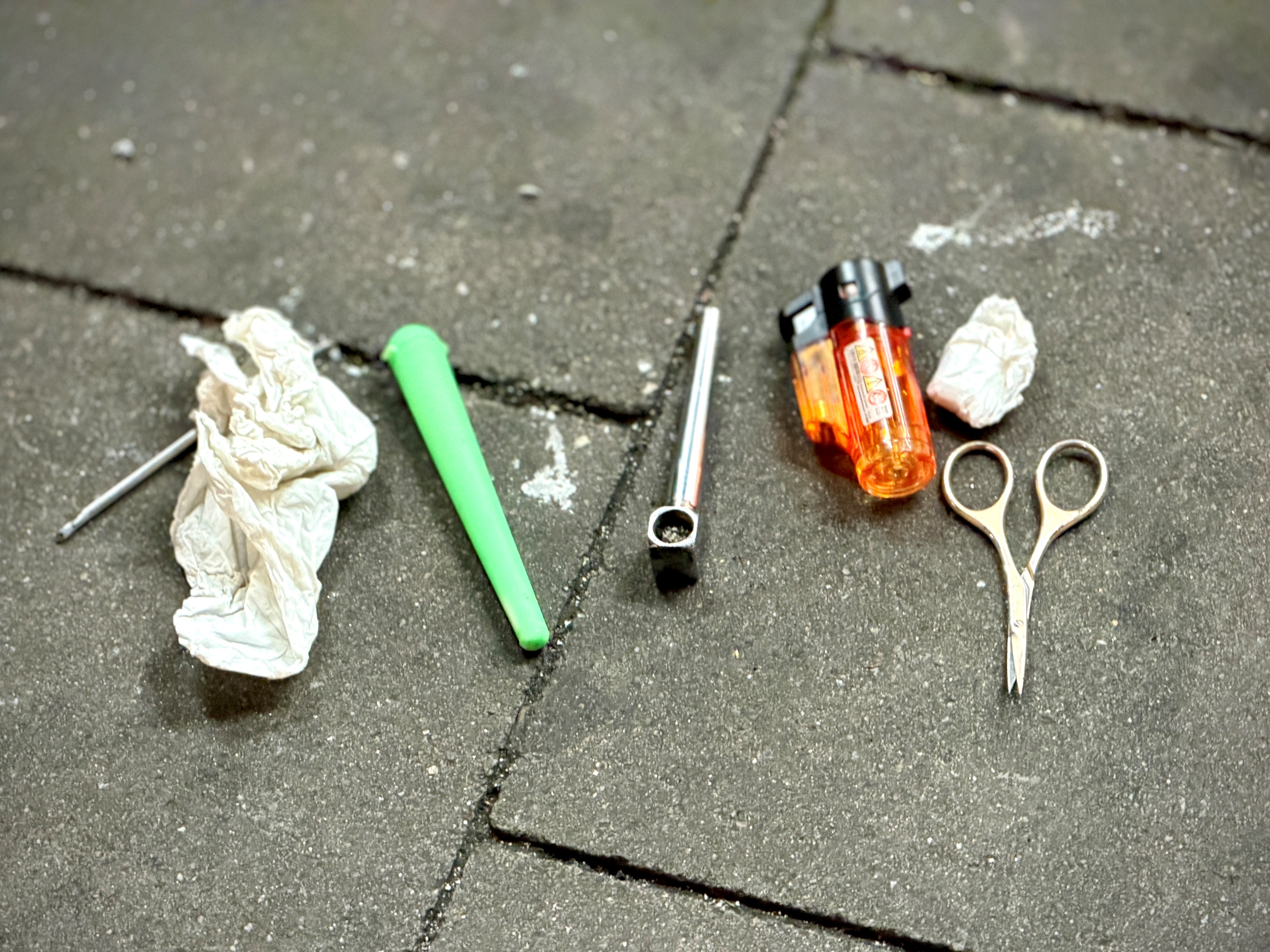 Sichergestelltes Drogenbesteck im Umfeld des Düsseldorfer Hauptbahnhofs während des Polizeieinsatzes am 26. November 2025. / Foto: Polizei Düsseldorf Sichergestelltes Drogenbesteck im Umfeld des Düsseldorfer Hauptbahnhofs während des Polizeieinsatzes am 26. November 2025. / Foto: Polizei Düsseldorf