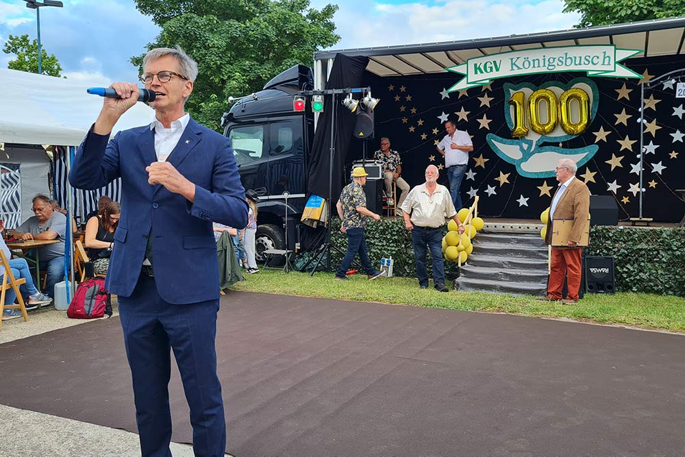 Josef Hinkel (CDU) und Stadtverbands-Vorsitzender Peter Vossen (hinten, rechts) mit KGV-Vorstand Heino Kuska  / Foto © Jo Geschke