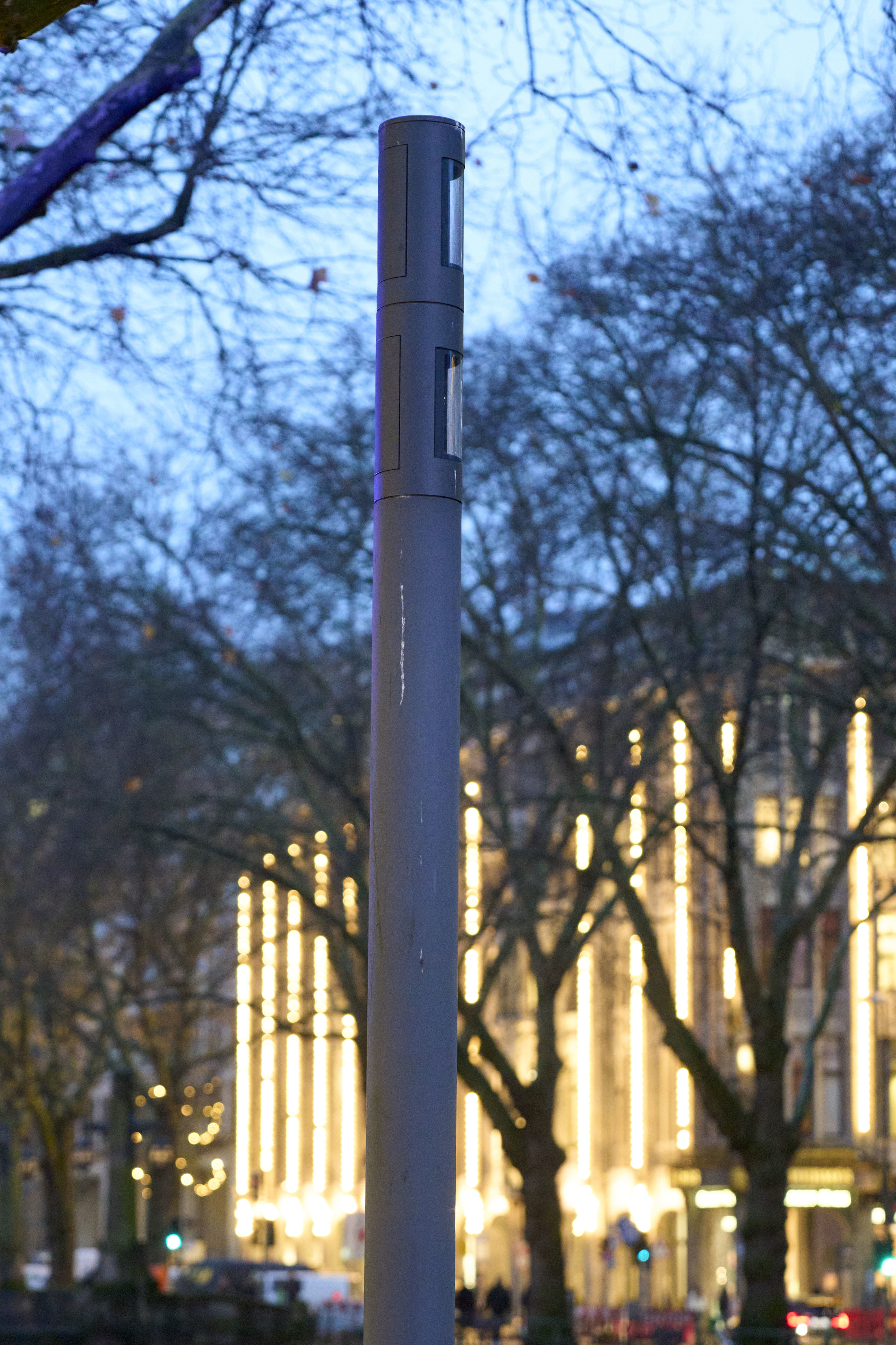 Im Zuge der Arbeiten wurde zudem die Illumination der drei Kö-Brücken modernisiert: Jeweils vier neue LED-Einbauscheinwerfer sorgen für eine elegante Akzentbeleuchtung. / Foto: Landeshauptstadt Düsseldorf/Claus Langer