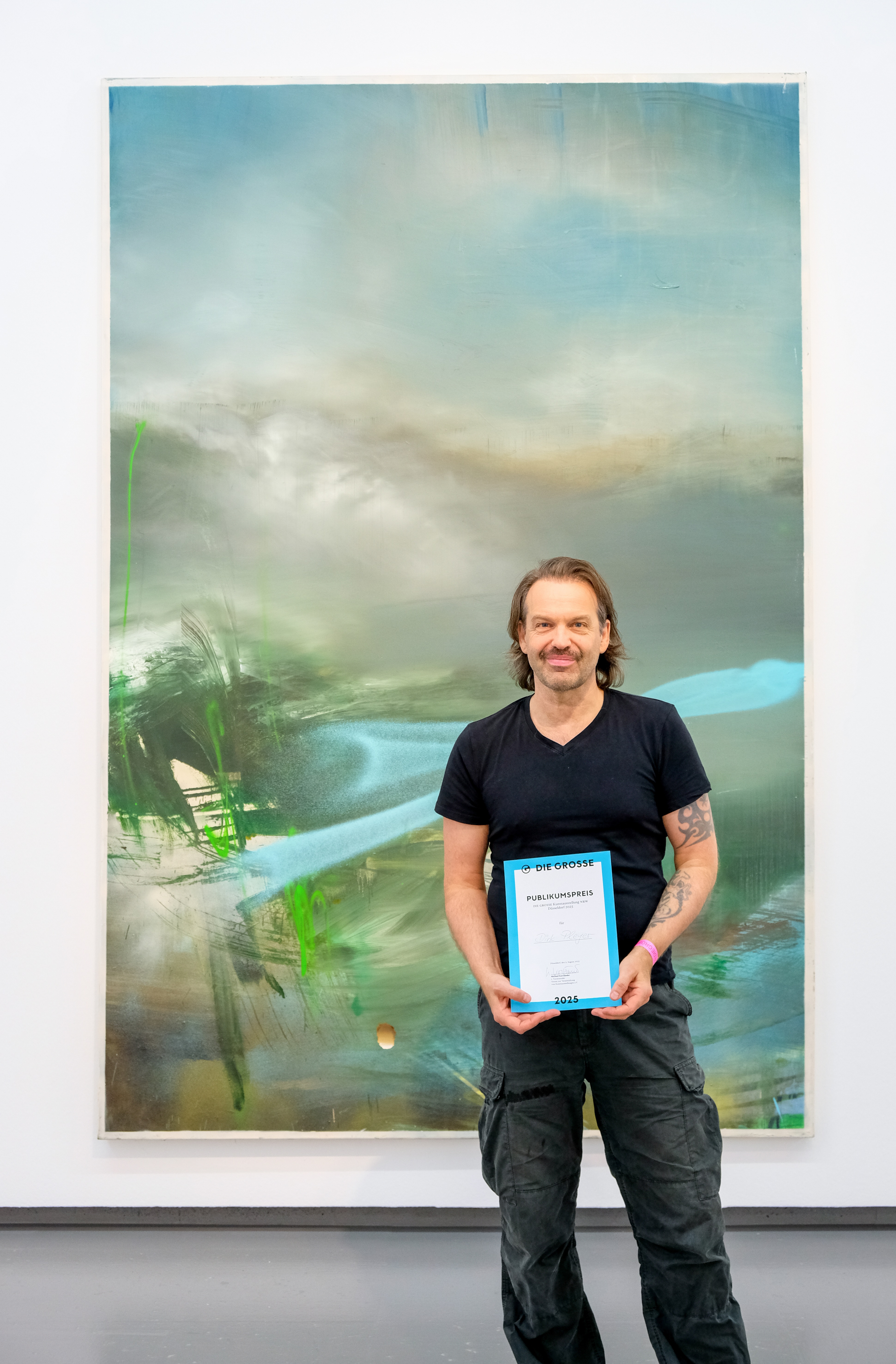 Dirk Pleyer vor seinem Werk Album (2024) mit dem „Loch“ unten links / Foto: Morgaine Prinz