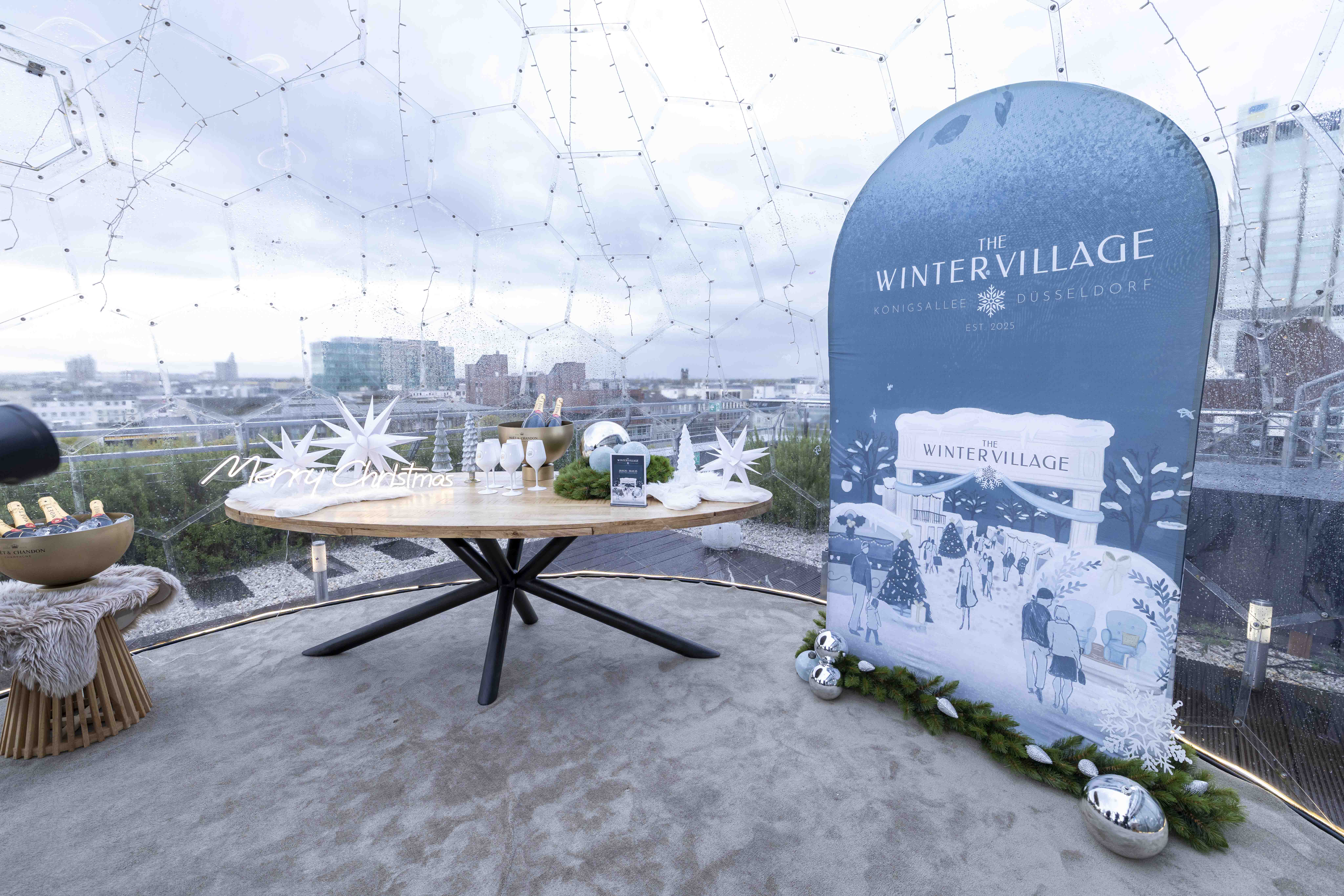 Blick ins „Winter Village“: klare Formen, Winterlicht und Pop-up-Flair auf der Kö. / Foto: D.LIVE, Kenny Beele