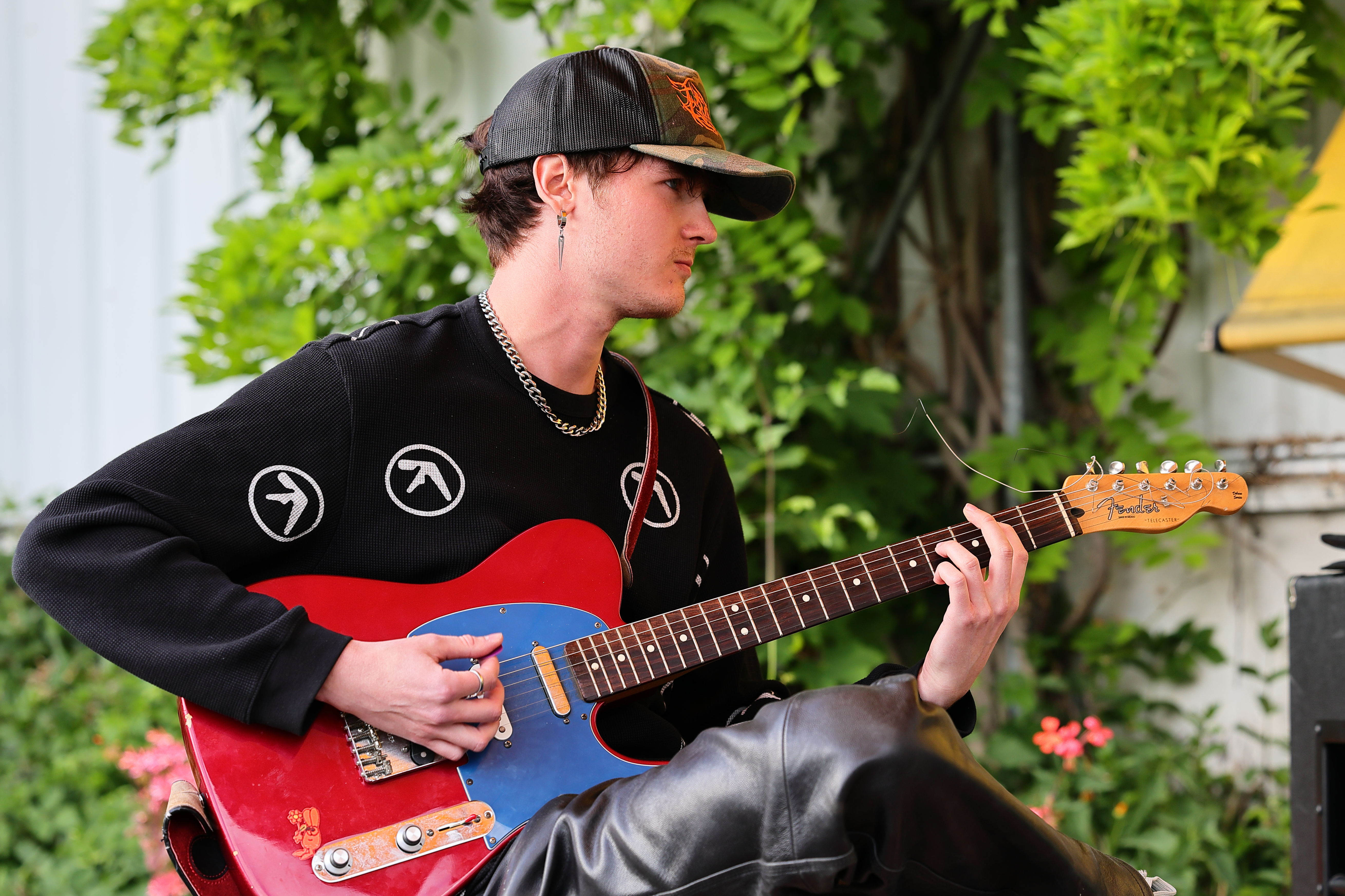 Spontaner Sound: Der Gitarrist Yannik stößt dazu und bringt frische Klänge in die Runde. / Foto: Klaus von Jackelmann für NDOZ.