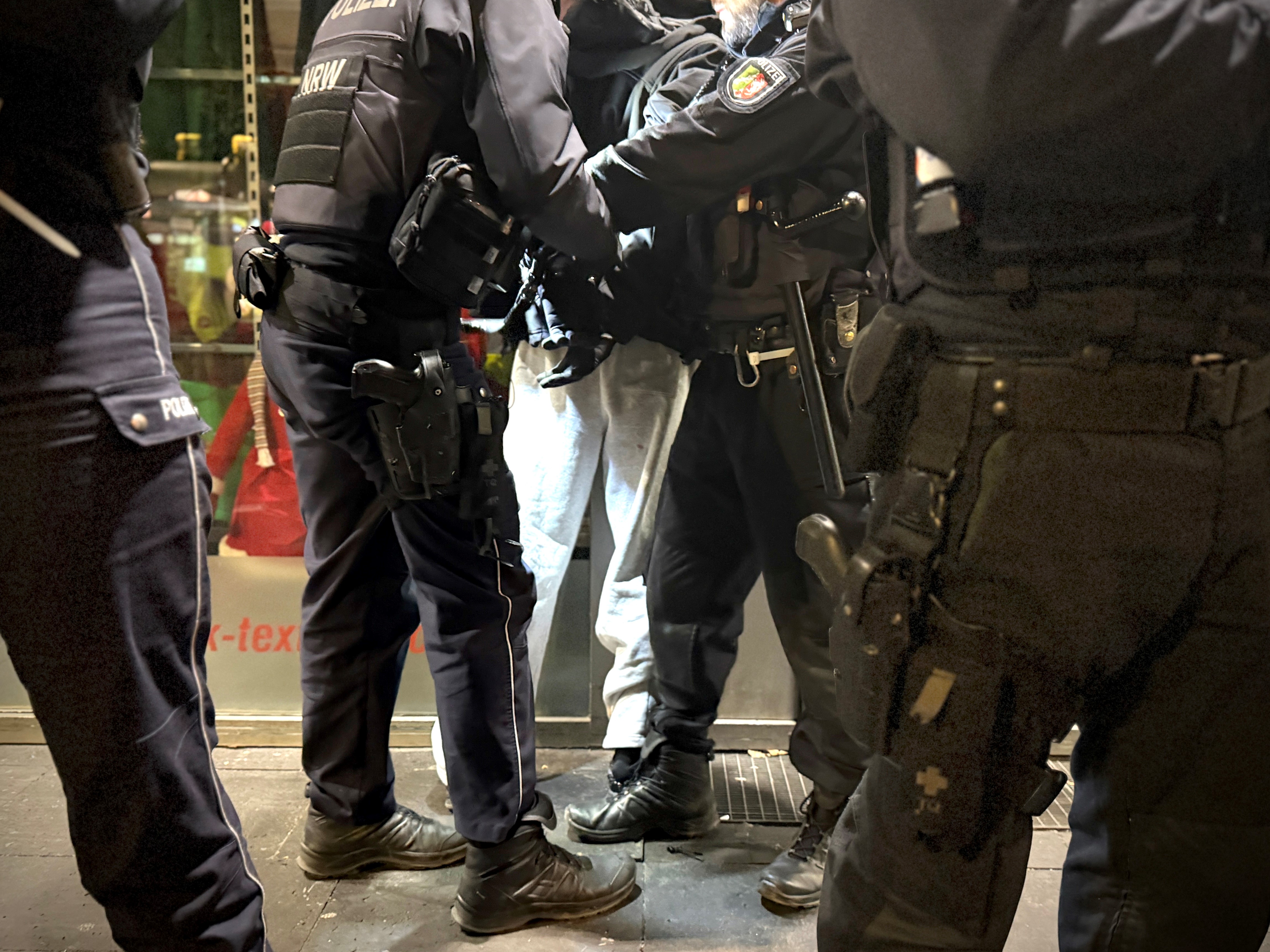 Festnahme eines Tatverdächtigen im Bereich des Düsseldorfer Hauptbahnhofs im Rahmen des Einsatzes gegen die offene Szene. / Foto: Polizei Düsseldorf Festnahme eines Tatverdächtigen im Bereich des Düsseldorfer Hauptbahnhofs im Rahmen des Einsatzes gegen die offene Szene. / Foto: Polizei Düsseldorf