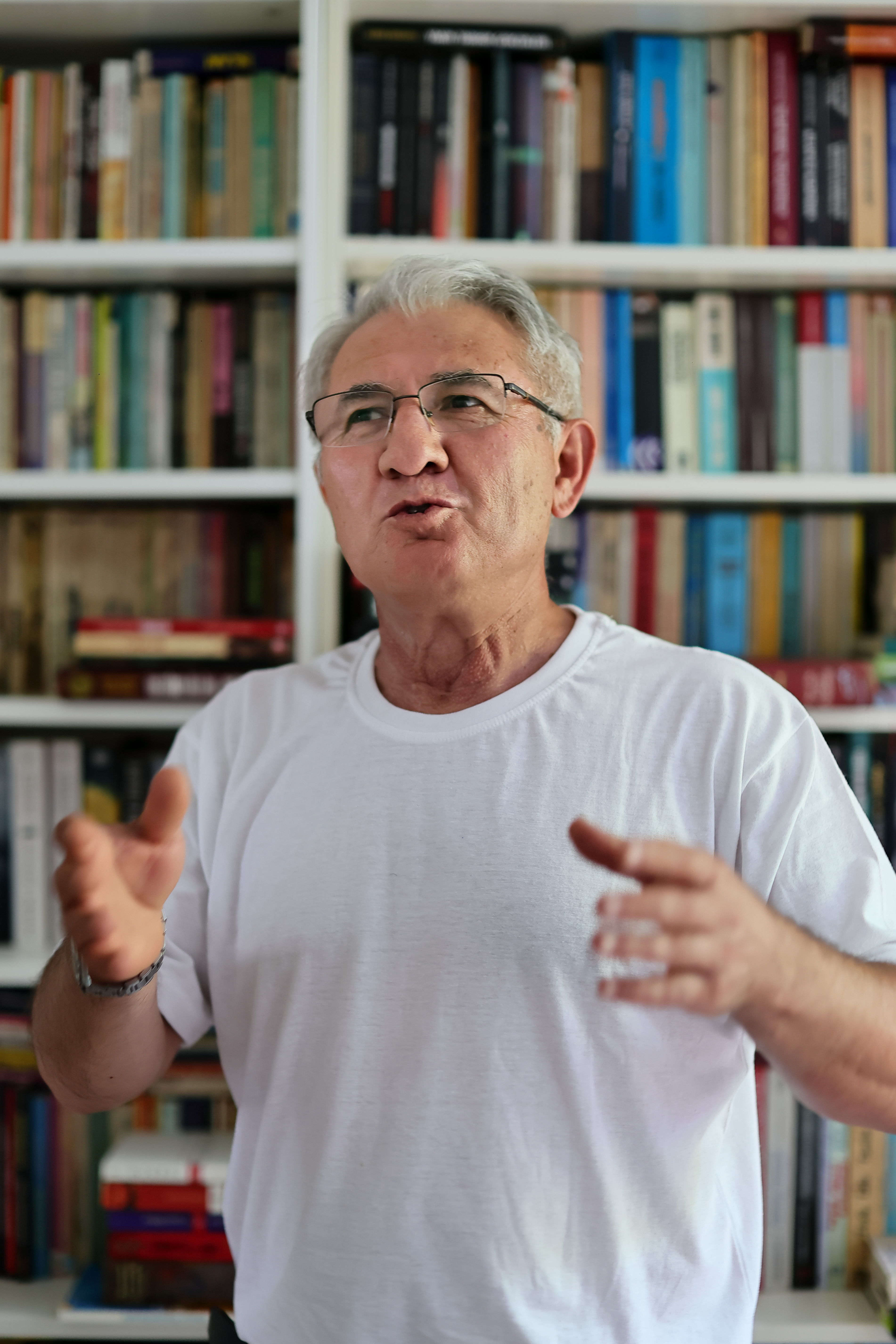 Mit Worten gegen das Schweigen: Hüsnü Özdilek im Gespräch über seine Poesie. / Foto: Klaus von Jackelmann