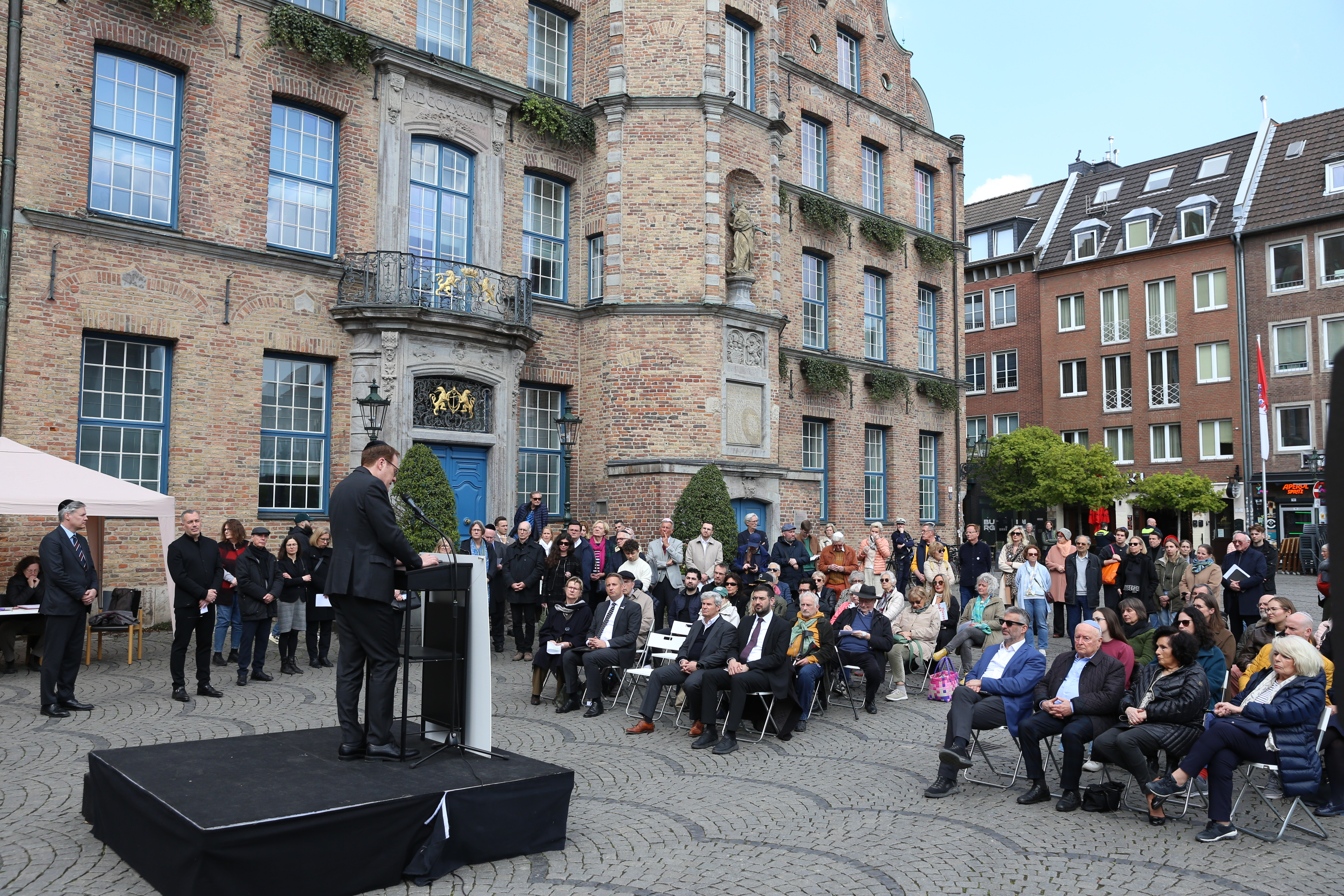 Gedenkveranstaltung zu Jom HaShoah 2026 auf dem Marktplatz vor dem Düsseldorfer Rathaus: Zahlreiche Bürgerinnen und Bürger versammelten sich zur Namensverlesung der Holocaust-Opfer.