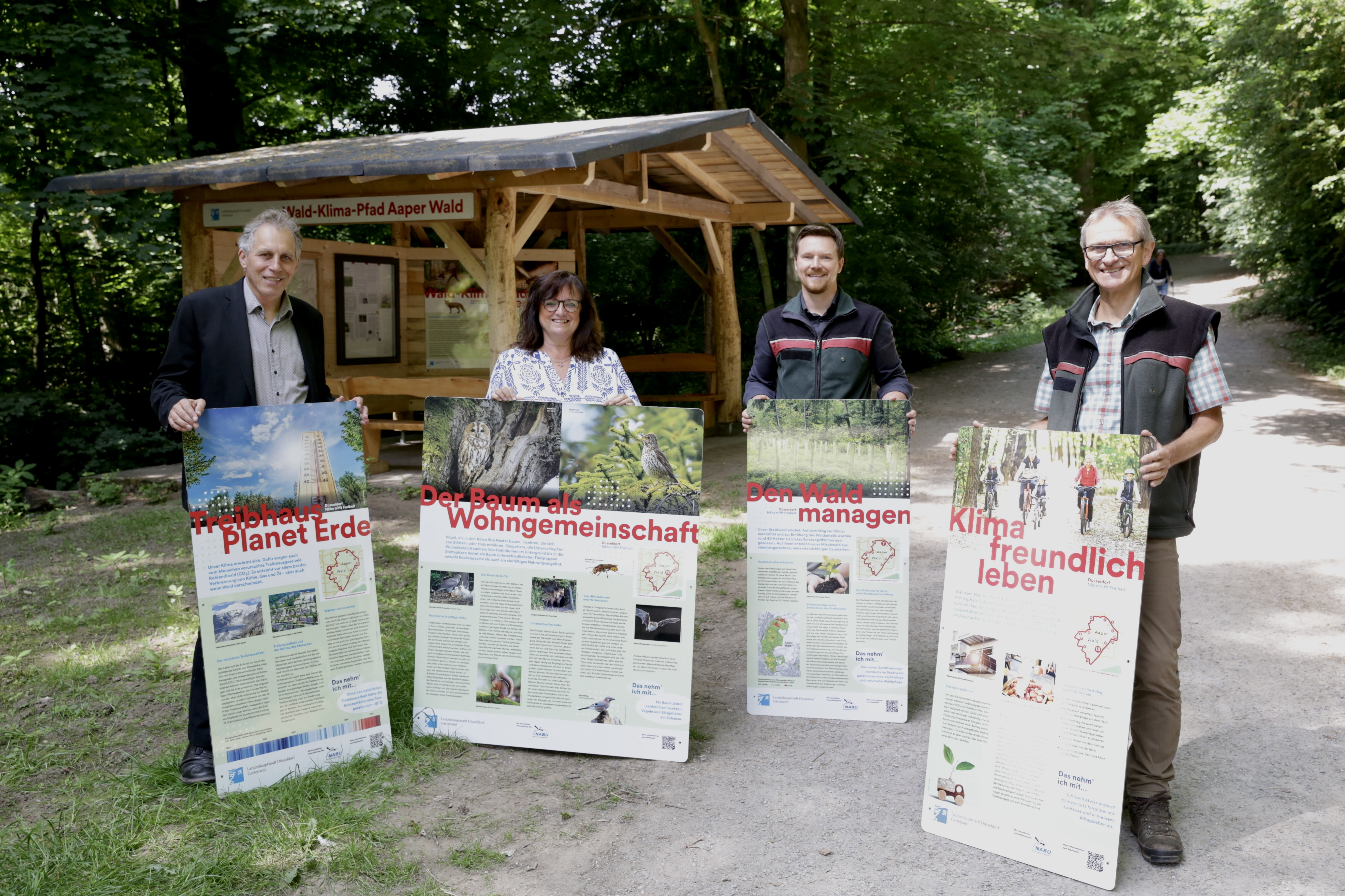 Die offizielle Eröffnung des Wald-Klima-Pfads im Aaper Wald mit (v.l.) Jochen Kral, Beigeordneter für Umwelt und Mobilität, Bezirksbürgermeisterin Birgit Schentek, Marius Erley (Abteilungsleiter Forst/Gartenamt) und Jürgen Schultze, Leiter des Forstreviers Mitte/Gartenamt) / Foto: Landeshauptstadt Düsseldorf/Ingo Lammert