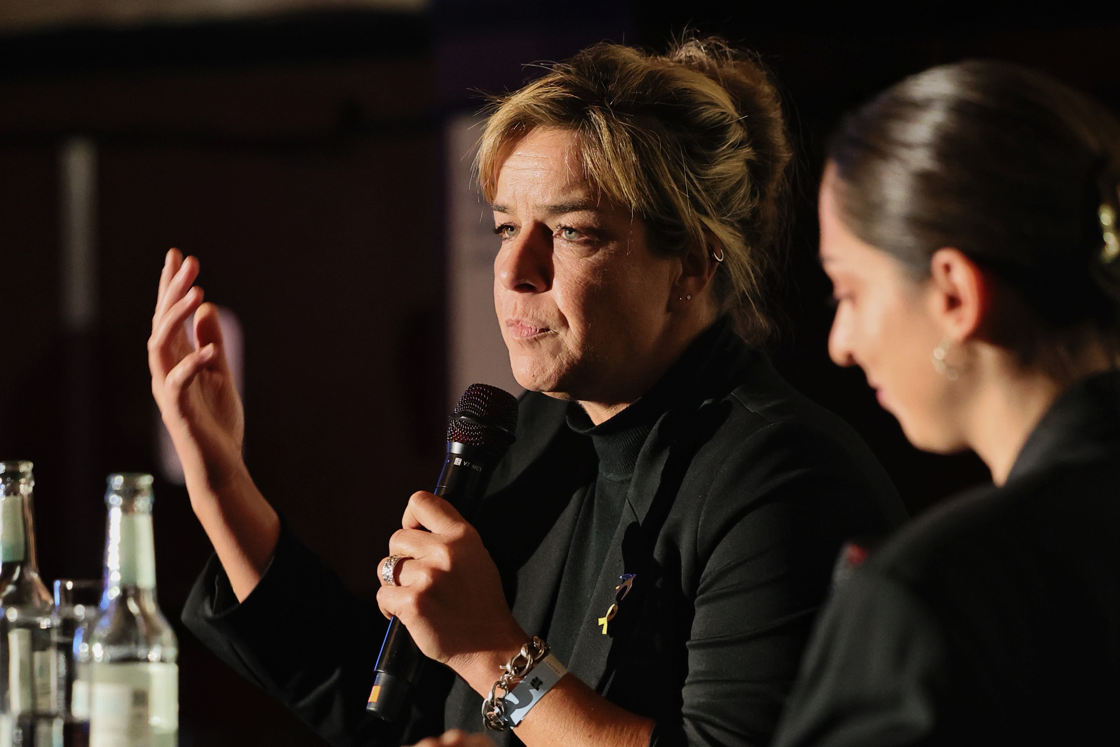 NRW-Ministerin Mona Neubaur moderierte die Verleihung des PopNRW-Preises 2025 in den Rheinterrassen. / Foto: Klaus von Jackelmann NRW-Ministerin Mona Neubaur moderierte die Verleihung des PopNRW-Preises 2025 in den Rheinterrassen. / Foto: Klaus von Jackelmann