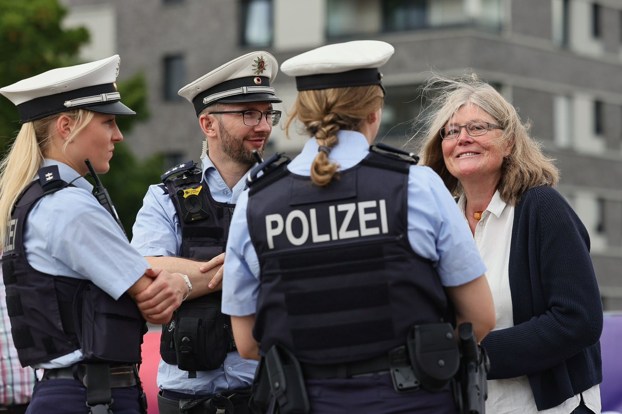 Begegnung mit der Polizei am Rande der Veranstaltung. Mit Annette Klinke BV1, Bezirksbürgermeisterin / Foto: Klaus von Jackelmann