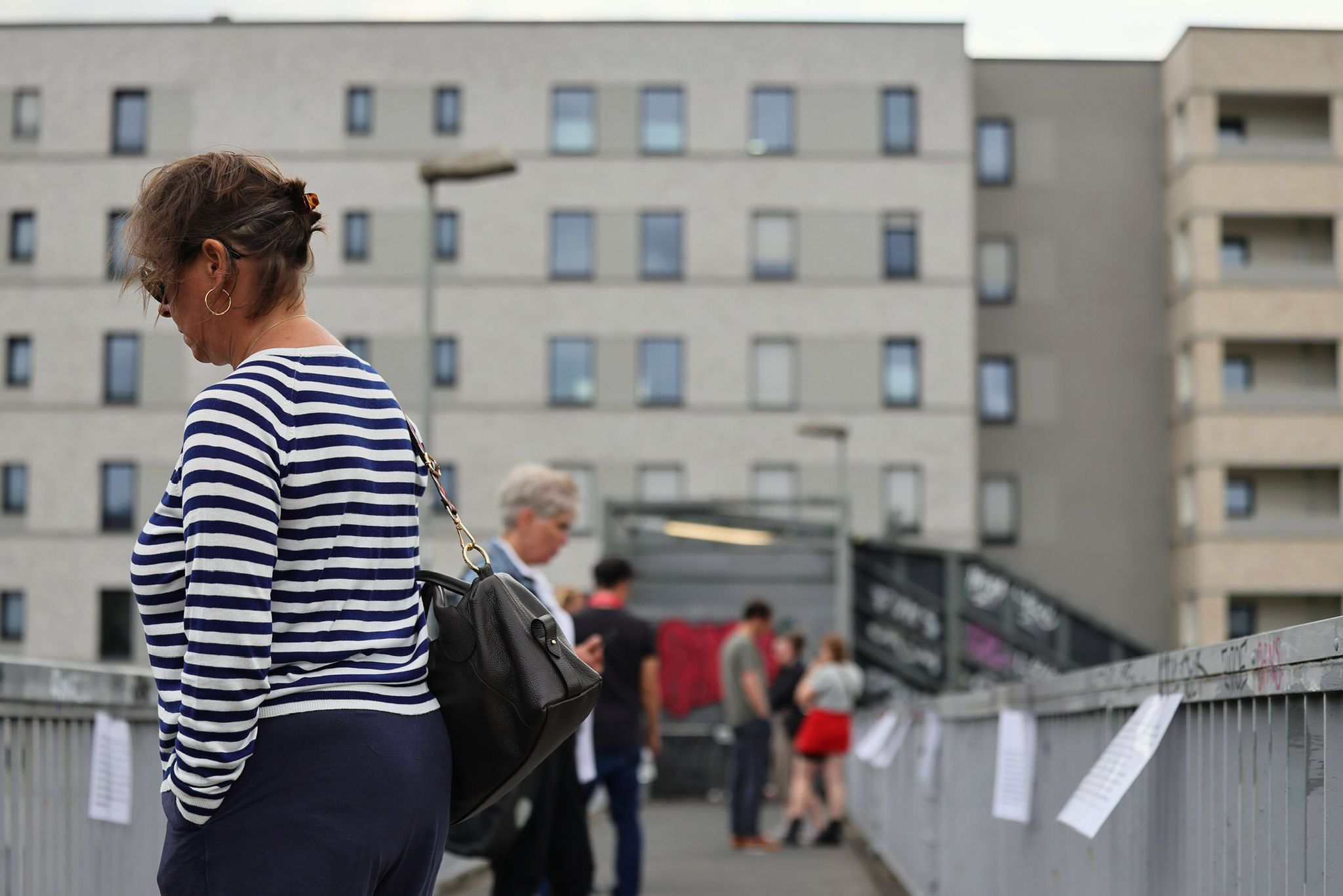 Still und nachdenklich: Besucherinnen auf der Brücke am S-Bahnhof. / Foto: Klaus von Jackelmann