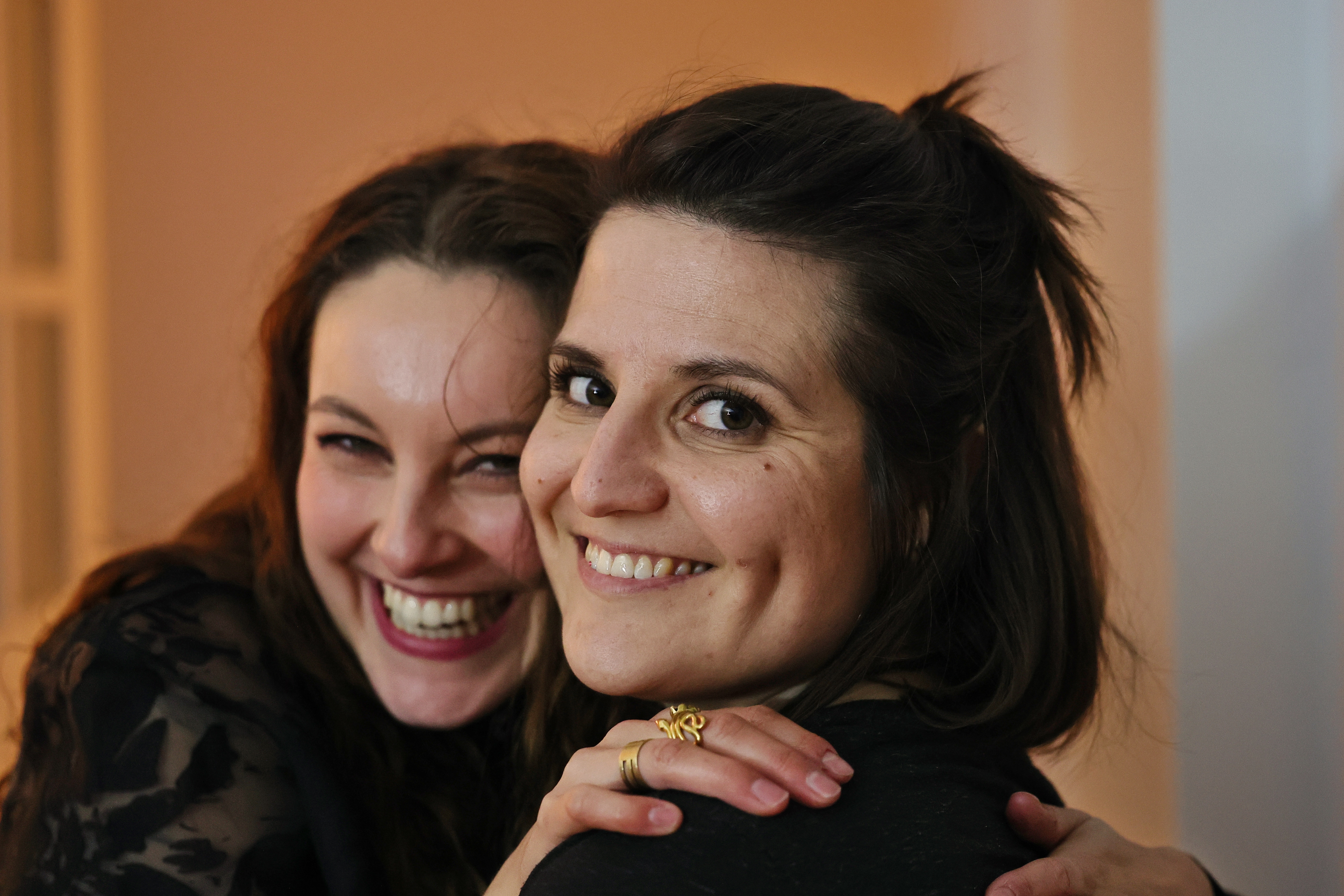 Caro Herzberg und Natalia nach einem langen Ausstellungsabend – Loft of Art ist auch Freundschaft. / Foto: Klaus von Jackelmann