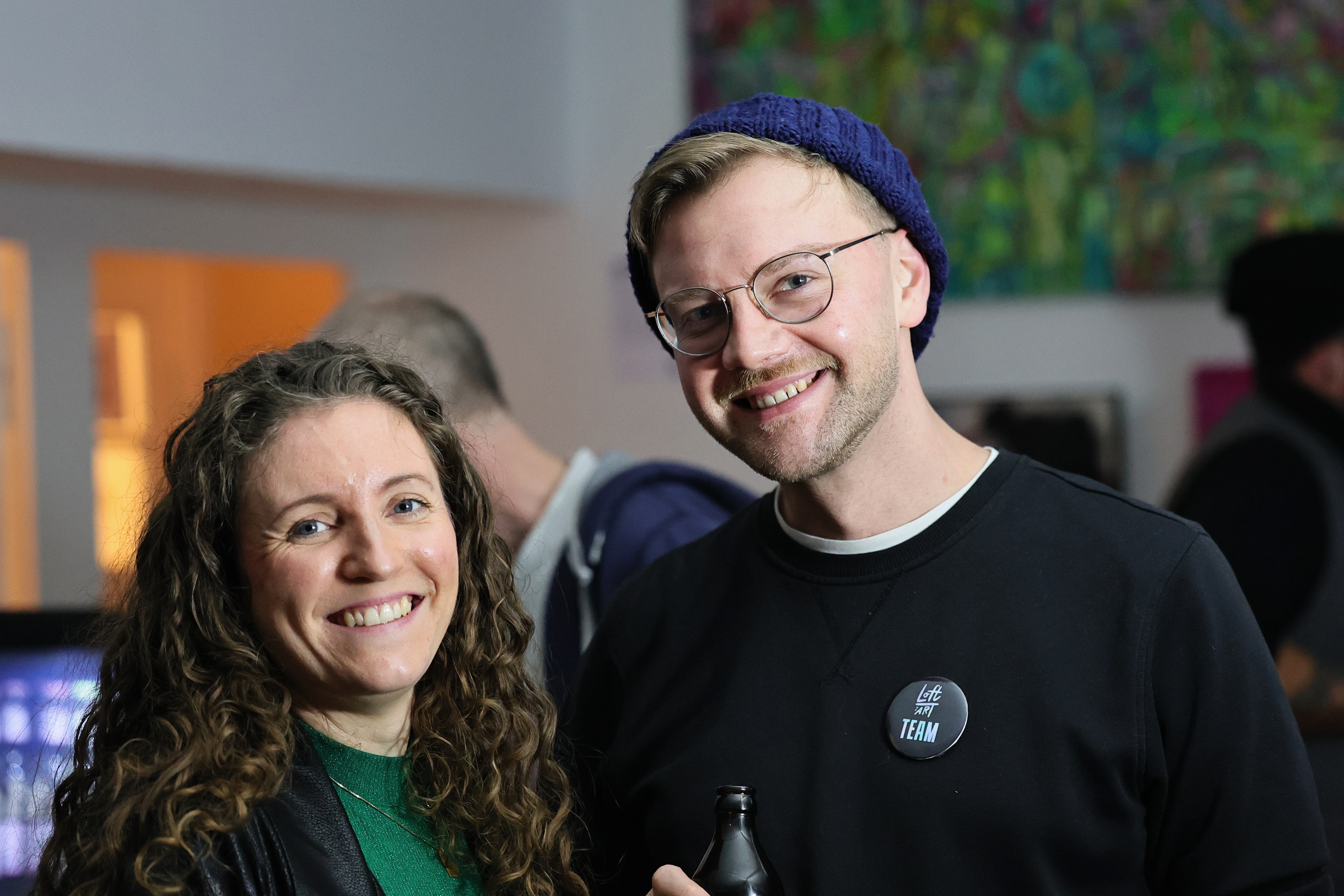 Moderatorin Julia Trompeter (l.) mit Misiker Gerrit Jansen. / Foto: Klaus von Jackelmann