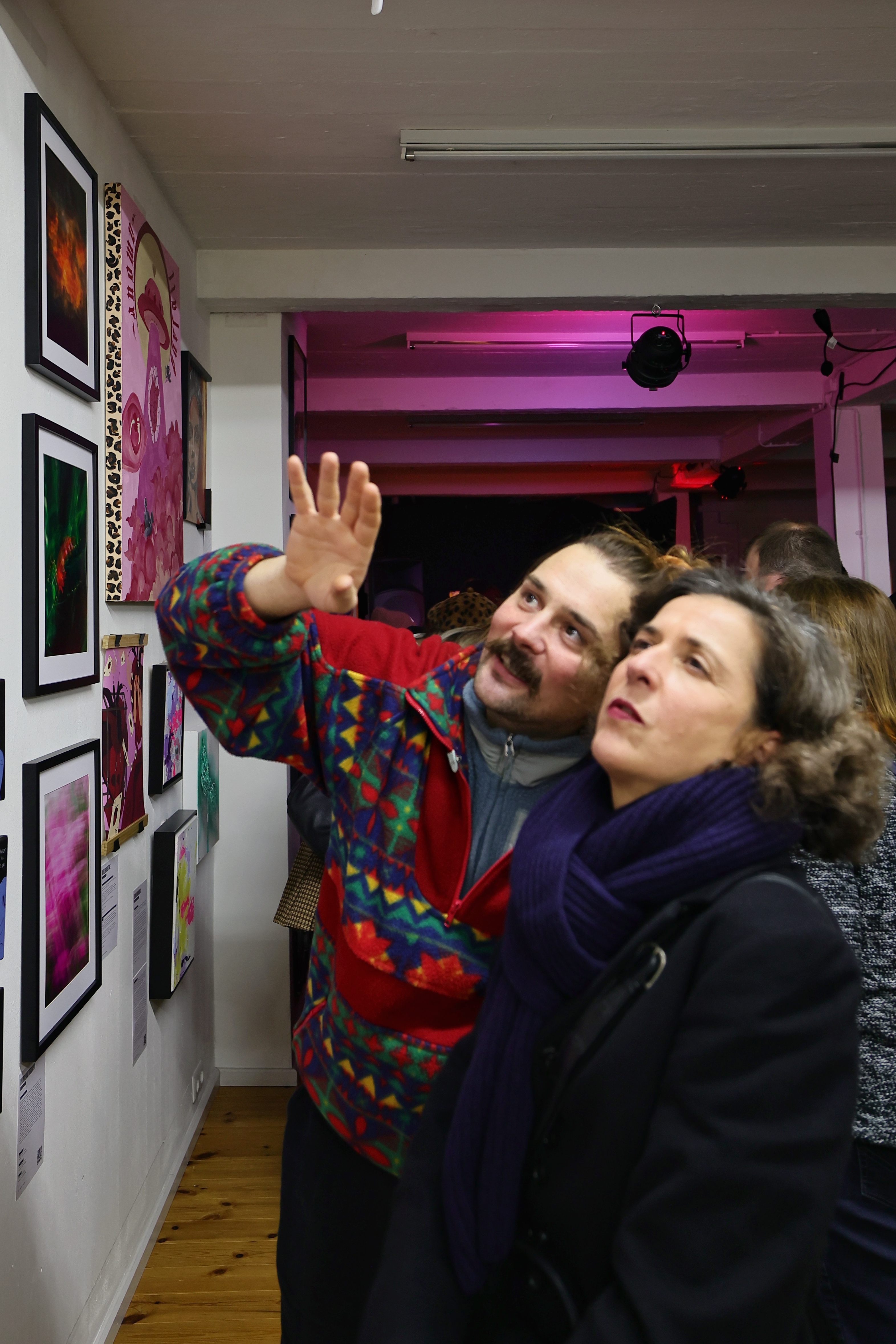 Illustrator Markus Parnow im Gespräch mit einer Besucherin. / Foto: Klaus von Jackelmann