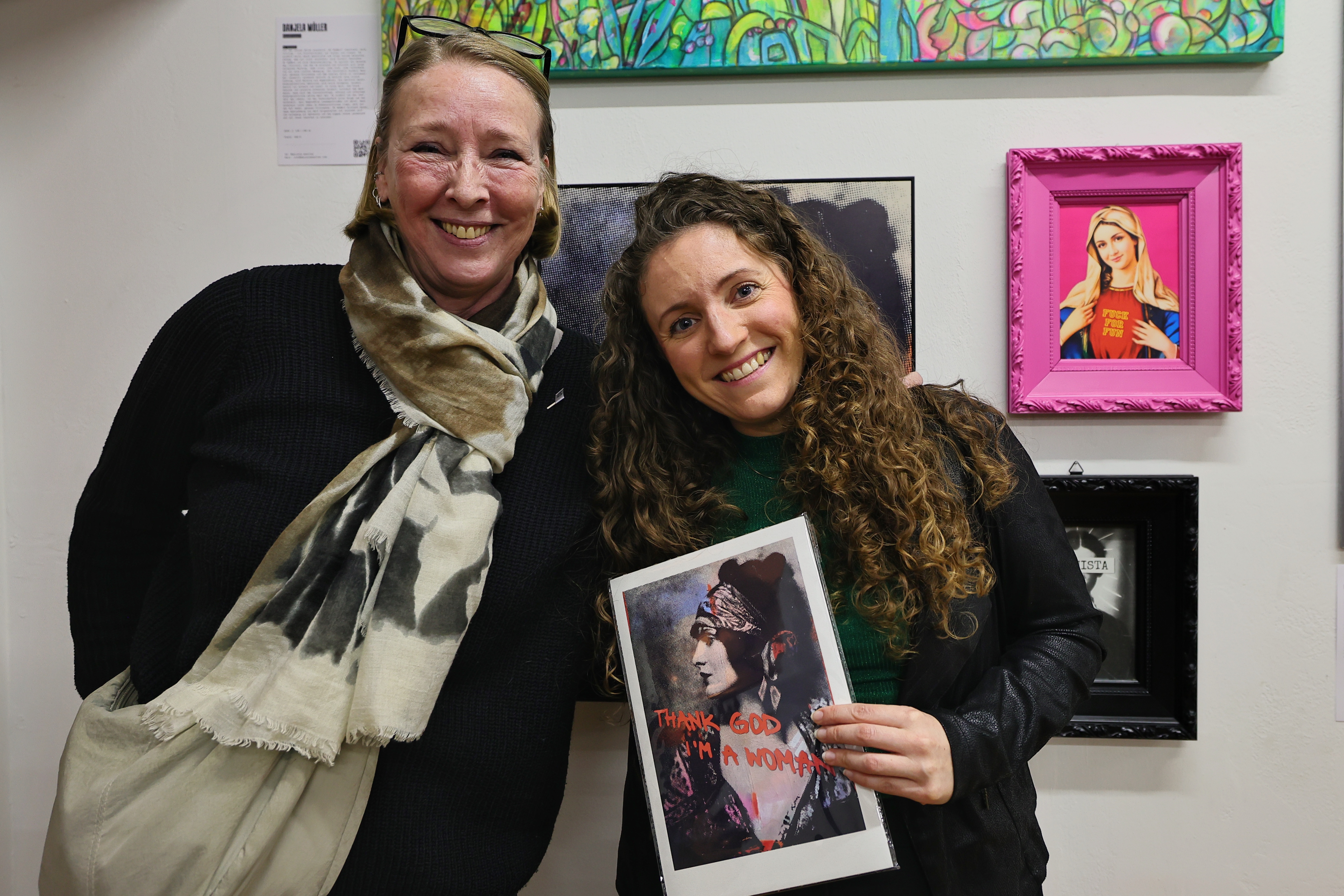 Künstlerin Sandra und Moderatorin Julia Trompeter - Loft of Art: „Das kleine WEEKEND – Die Unterschätzung. / Foto: Klaus von Jackelmann