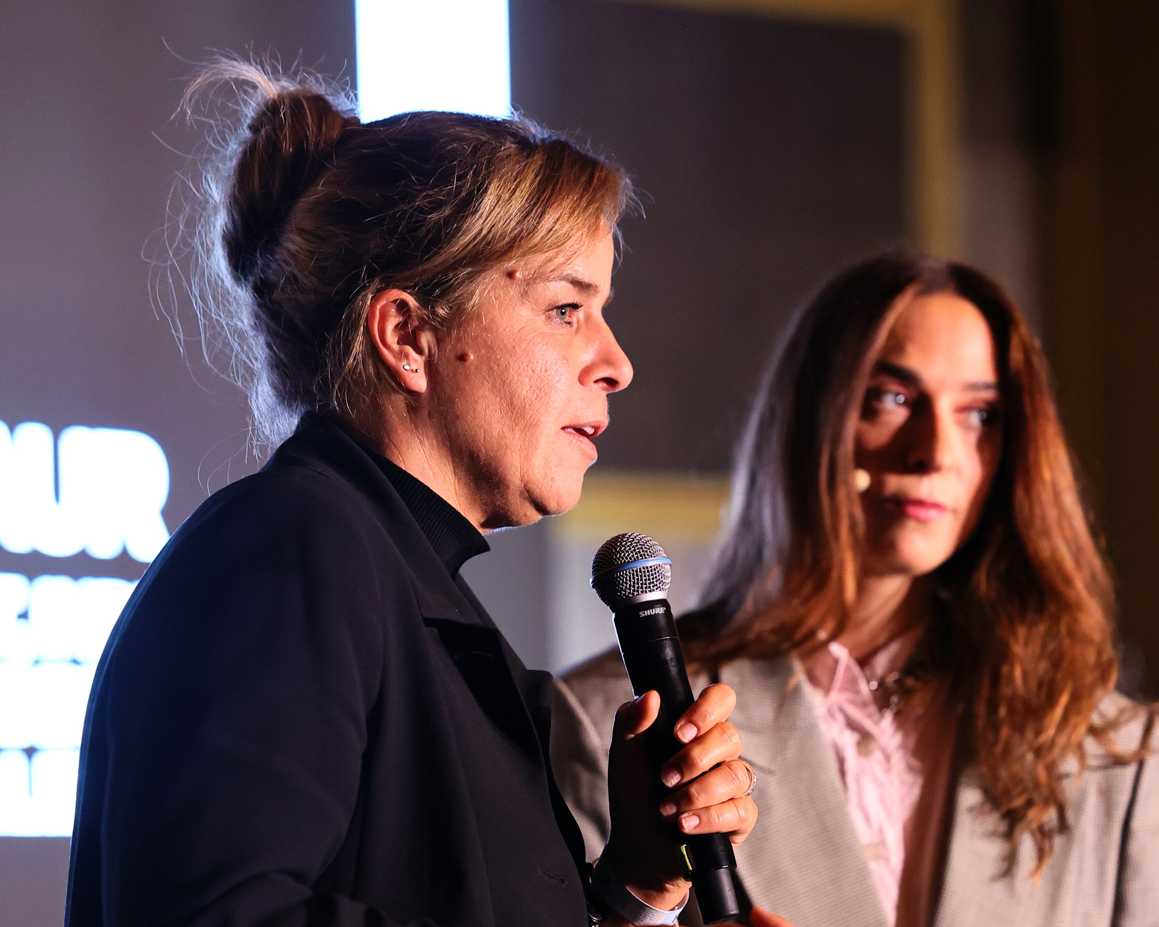 Mona Neubaur und Tamara Güçlü beim popNRW-Preis 2026 NRW-Wirtschaftsministerin Mona Neubaur im Gespräch mit Moderatorin Tamara Güçlü beim popNRW-Preis 2026 in Düsseldorf.
