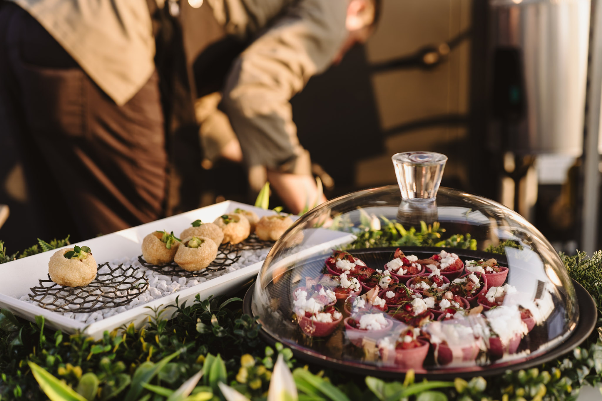Feines Fingerfood von FreiRaum Catering – zurückhaltend, raffiniert und perfekt inszeniert. / Foto: Bernadett Yehdou / fotoyeh