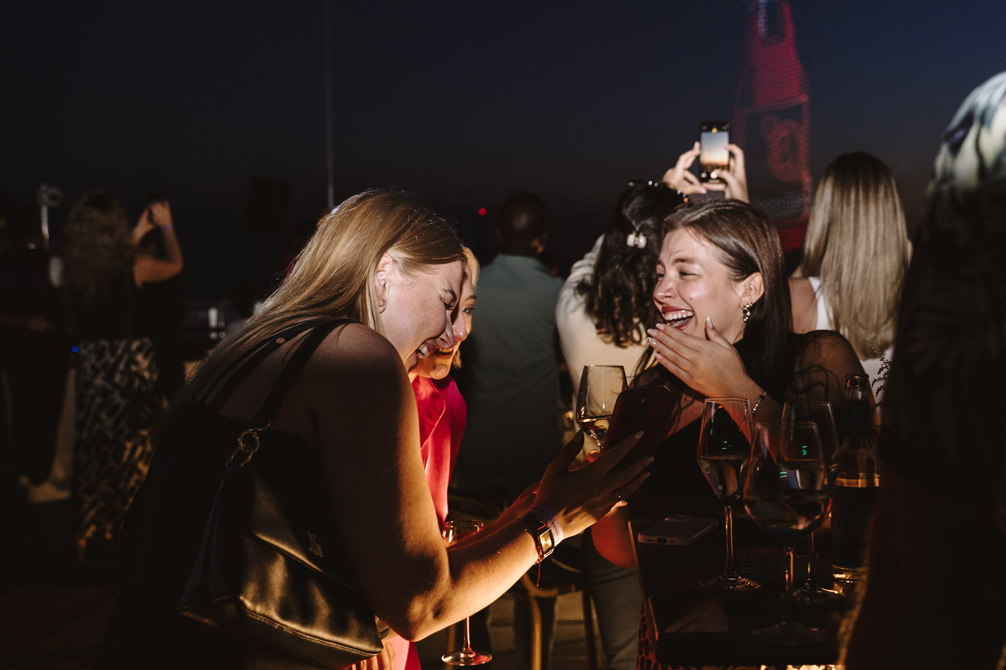 Gemeinsames Staunen, herzliches Lachen – NOX machte echte Begegnungen möglich. / Foto: Bernadett Yehdou / fotoyeh