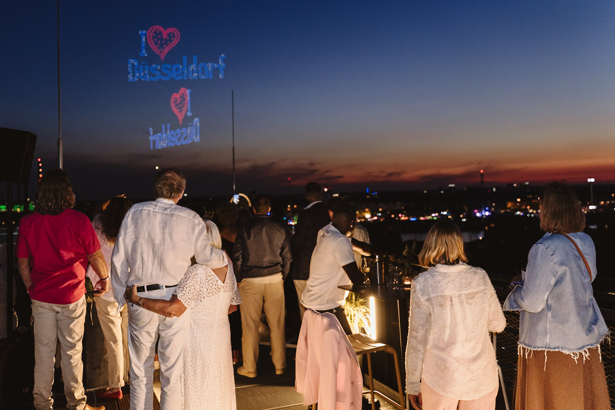 Düsseldorf zum Verlieben – als die Drohnen „I love Düsseldorf“ schrieben, war klar: Dieser Abend hat Magie. / Foto: Bernadett Yehdou / fotoyeh