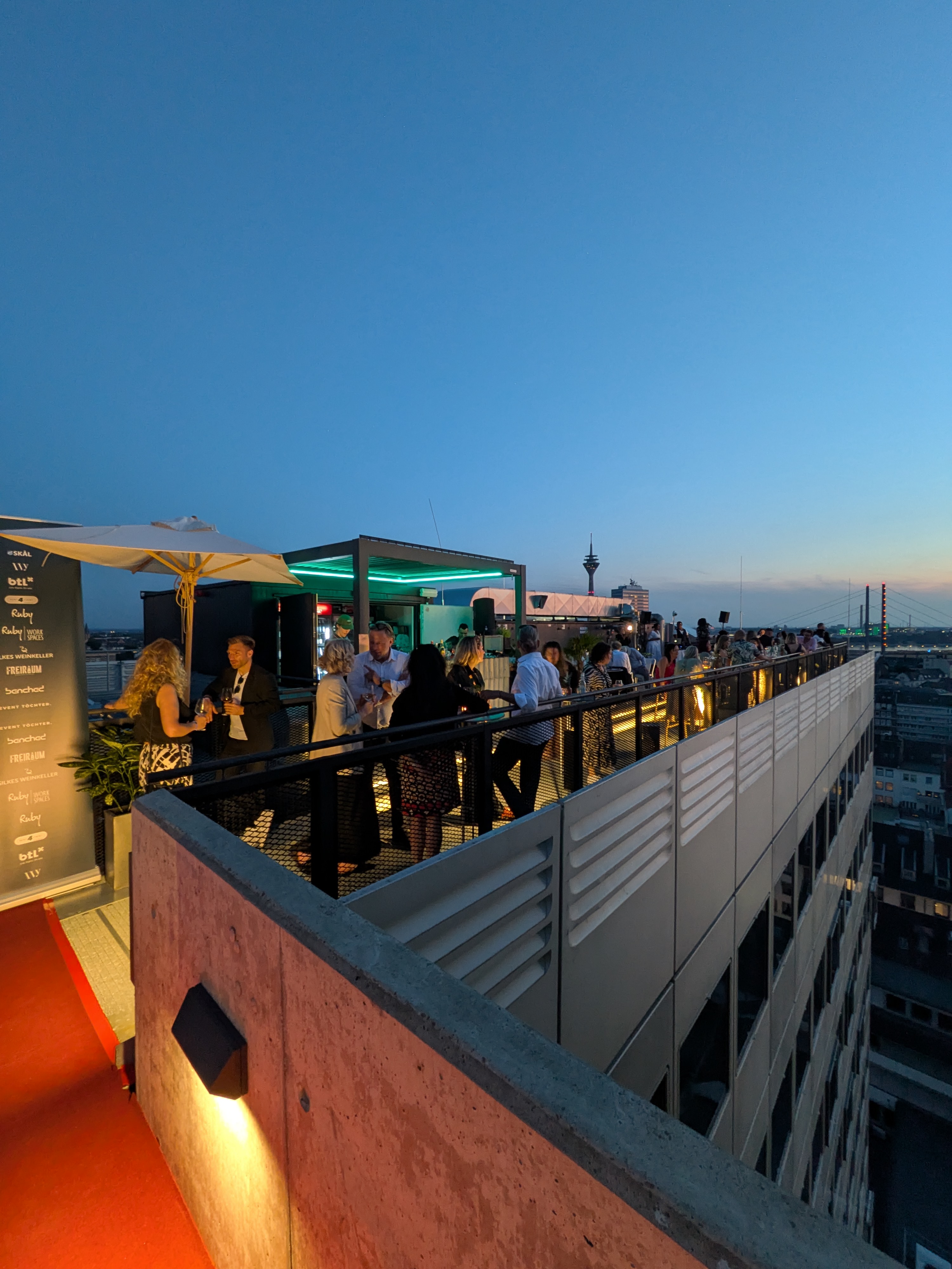 NOX – The Rooftop Affair: Networking mit Ausblick auf der Dachterrasse des Ruby Luna Hotels. / Foto: Stefan Scholz, NDOZ