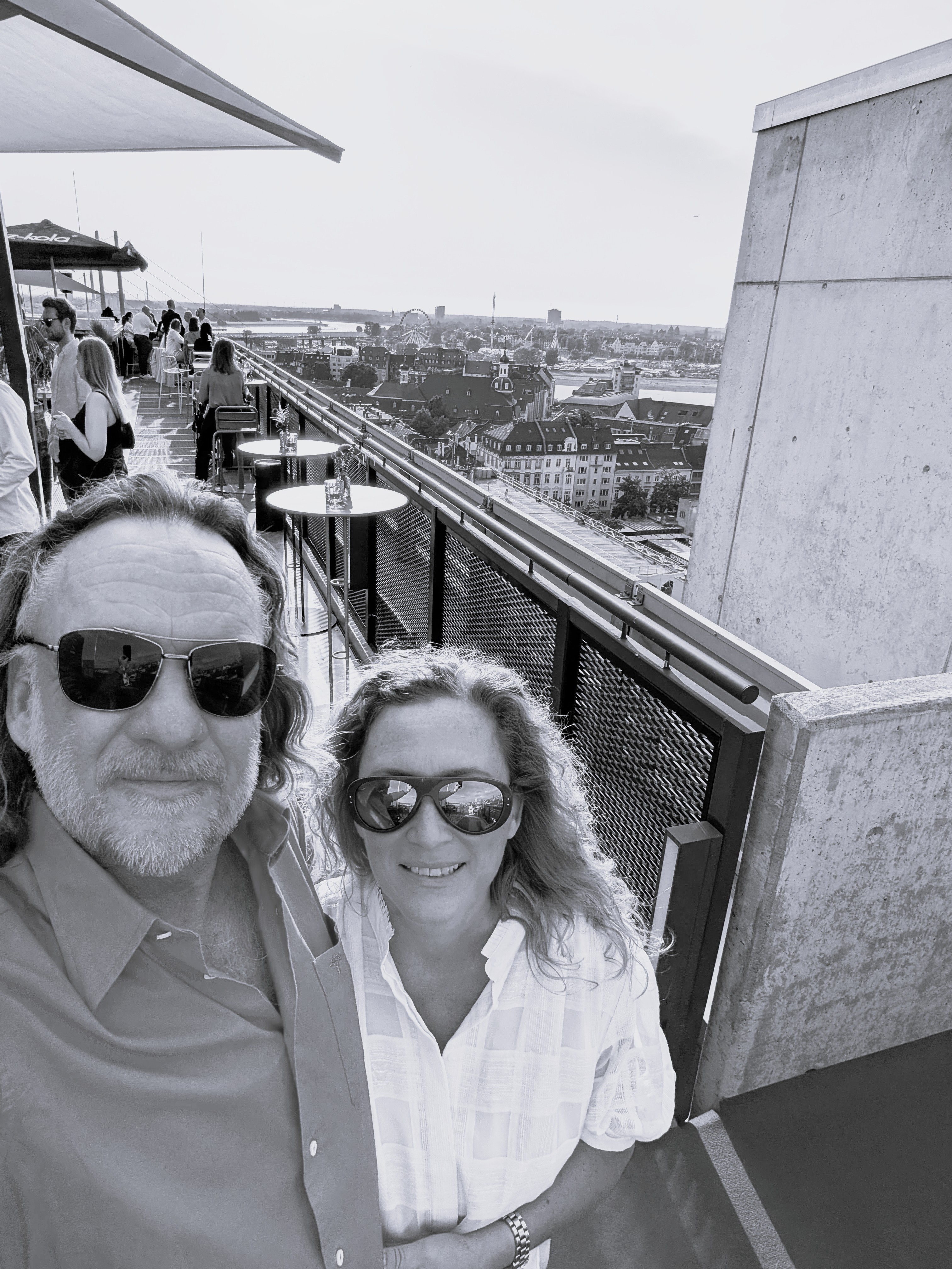 Alex & Stefan on tour – Rooftop-Vibes über Düsseldorf. / Foto: Stefan Scholz, NDOZ